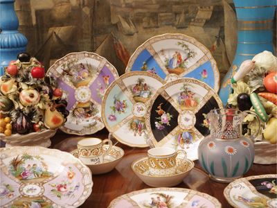 Miscellanea di accessori da collezione, ceramica smaltata e vetro soffiato