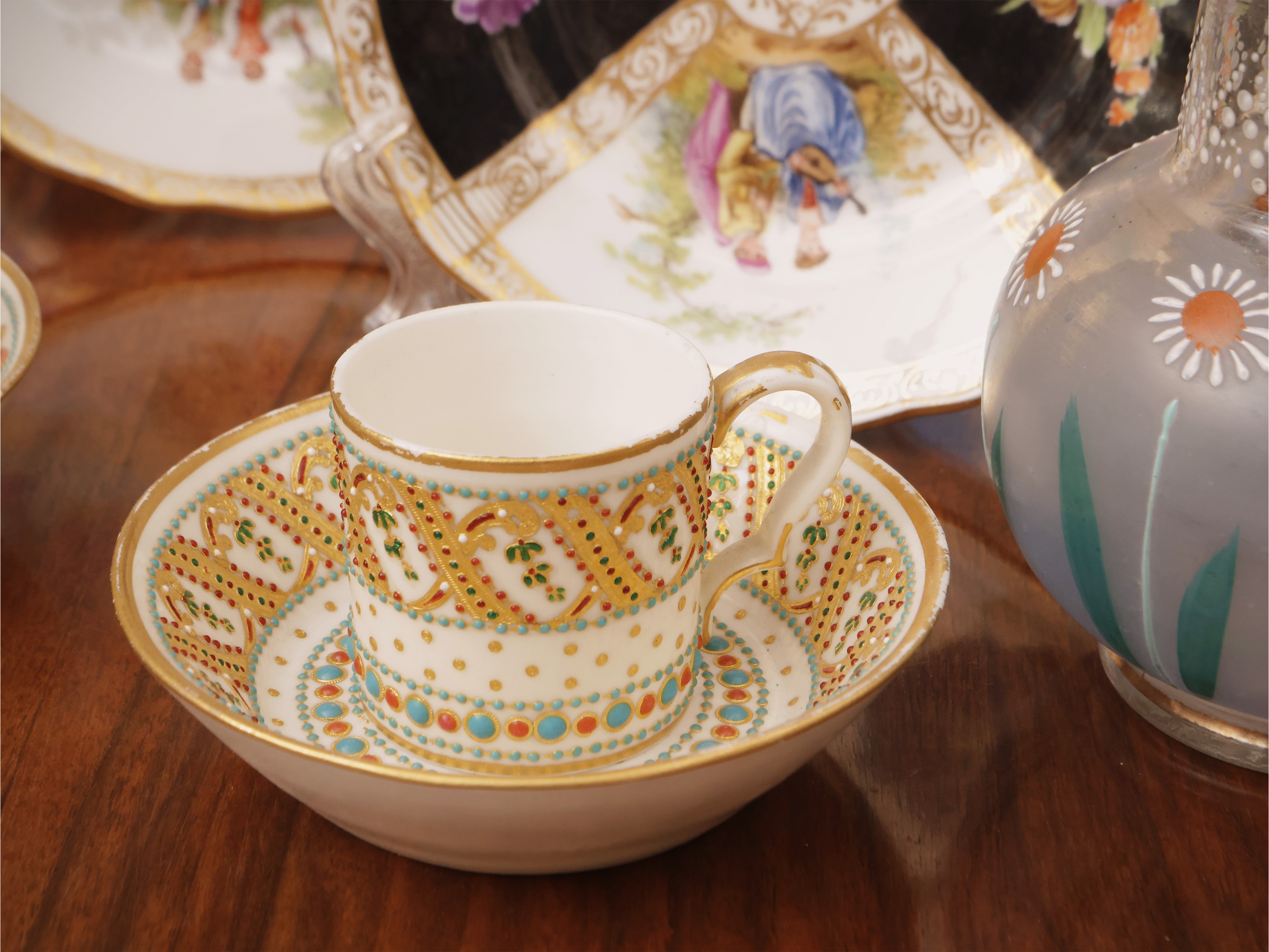 Miscellanea di accessori da collezione, ceramica smaltata e vetro soffiato