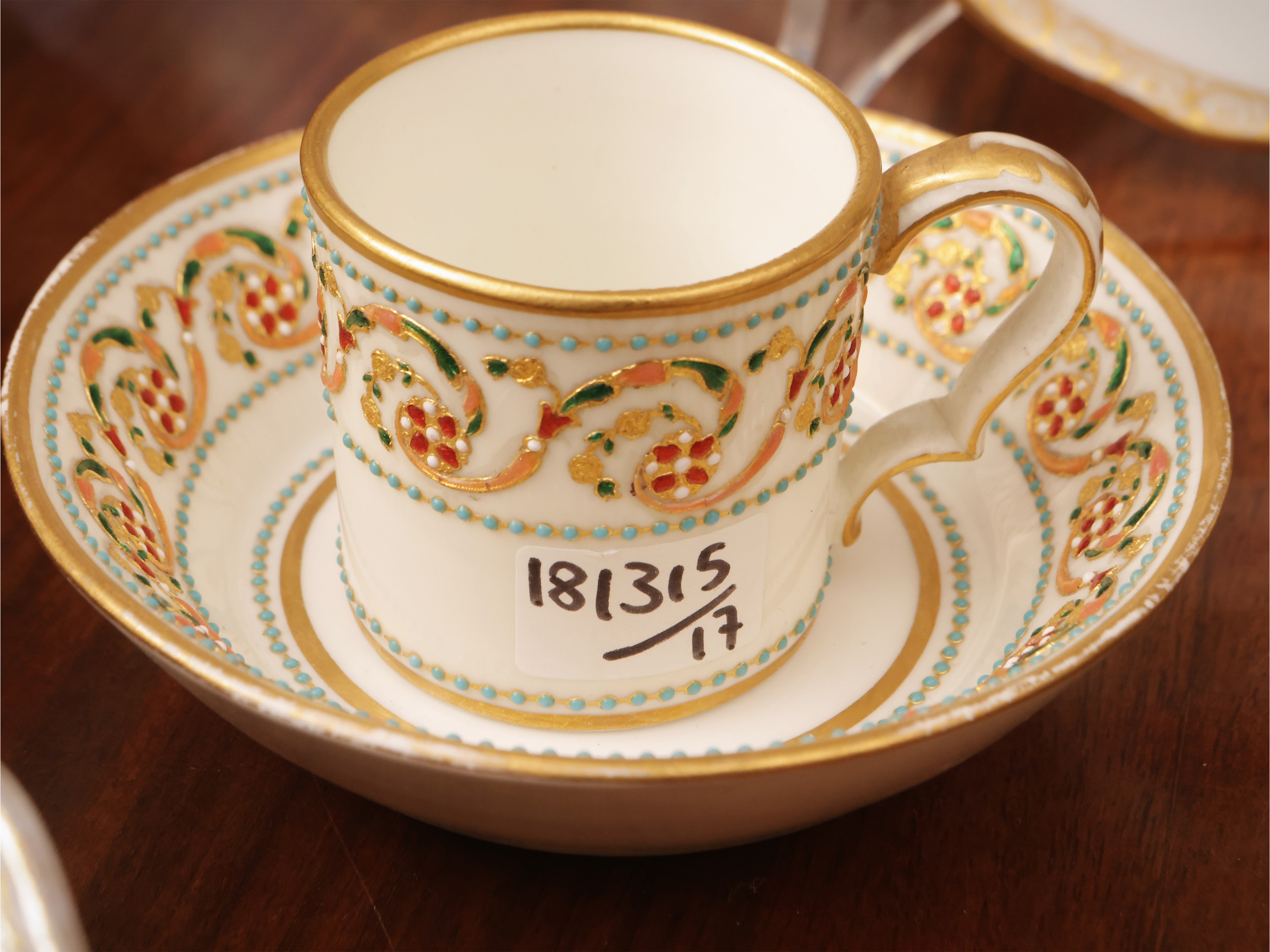 Miscellanea di accessori da collezione, ceramica smaltata e vetro soffiato