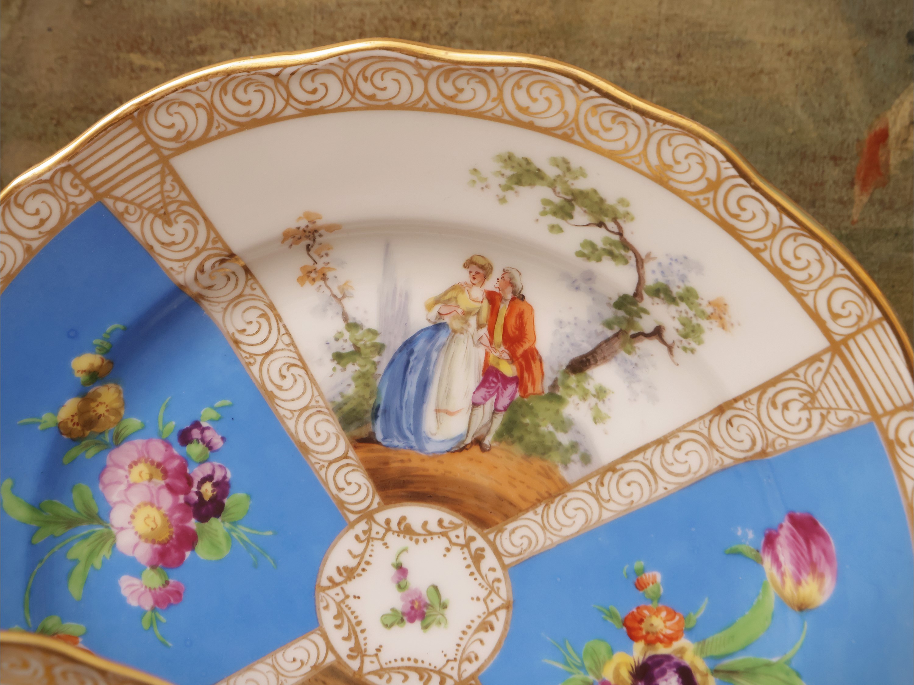 Miscellanea di accessori da collezione, ceramica smaltata e vetro soffiato