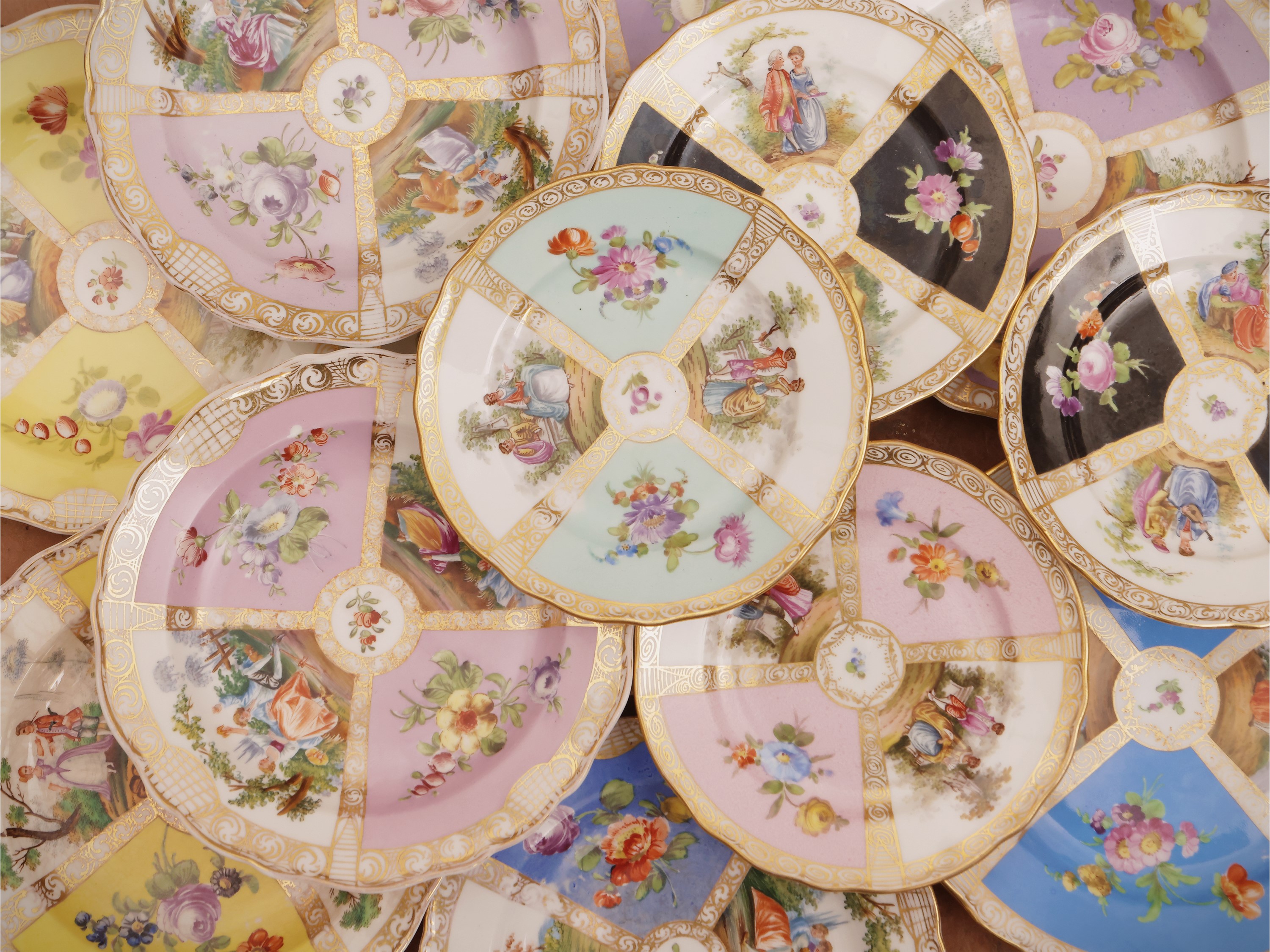 Miscellanea di accessori da collezione, ceramica smaltata e vetro soffiato