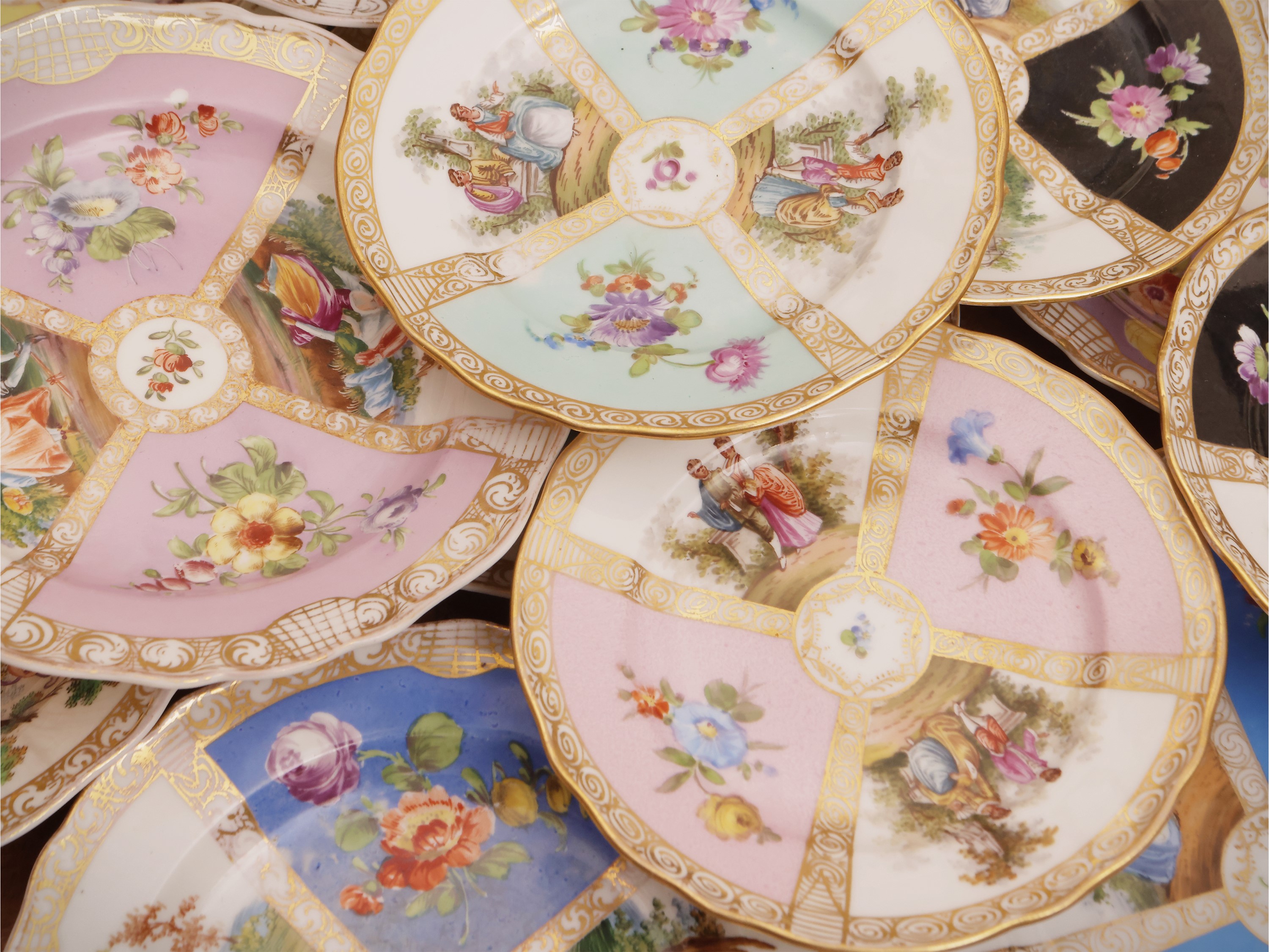 Miscellanea di accessori da collezione, ceramica smaltata e vetro soffiato