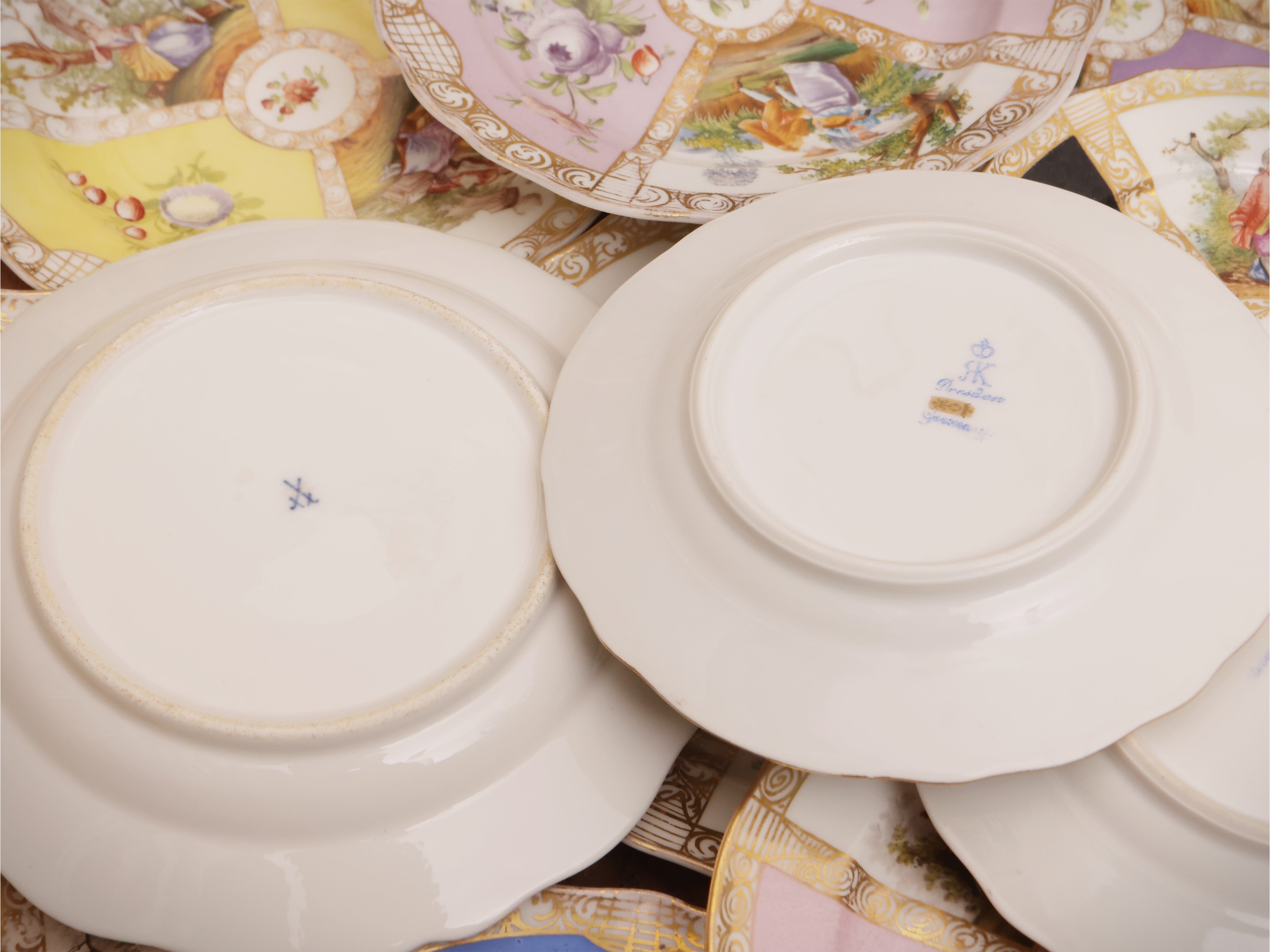 Miscellanea di accessori da collezione, ceramica smaltata e vetro soffiato