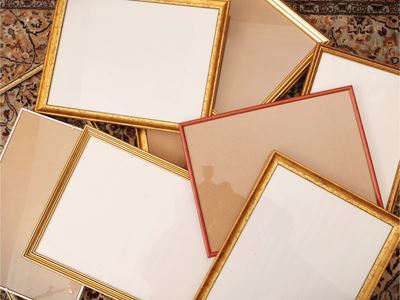 Assortimento di cornici di varie forme e dimensioni
