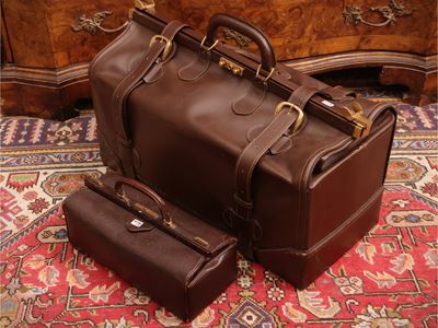 Due borse doctor bag d'epoca in pelle, dimensioni variabili