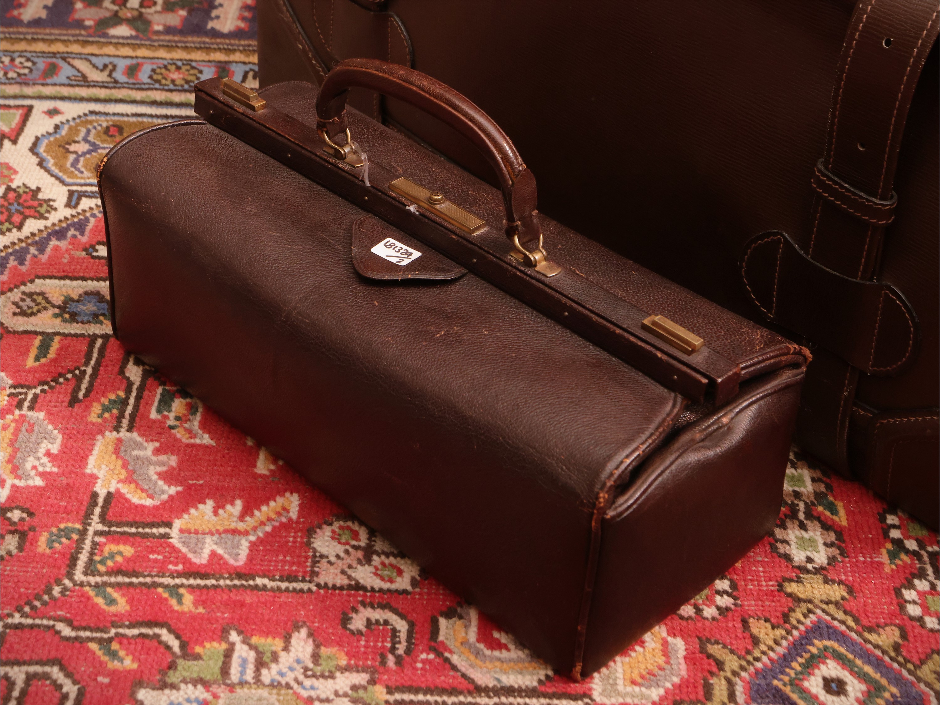 Due borse doctor bag d'epoca in pelle, dimensioni variabili