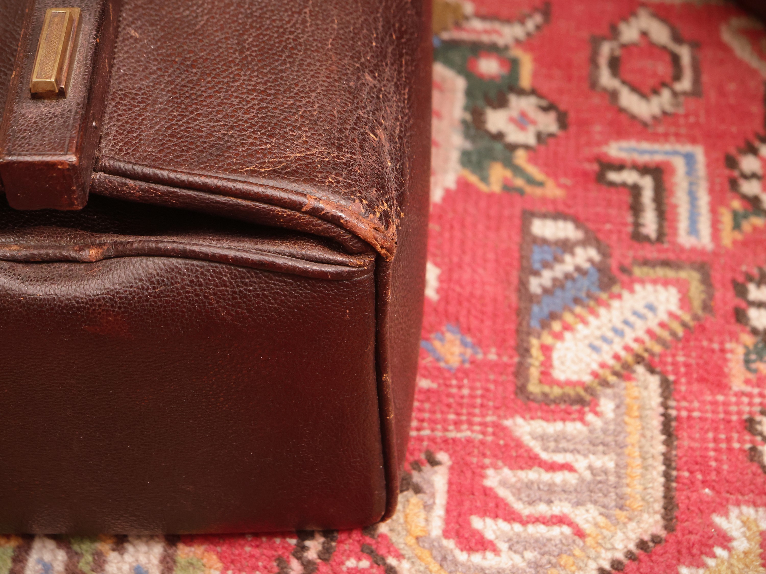 Due borse doctor bag d'epoca in pelle, dimensioni variabili