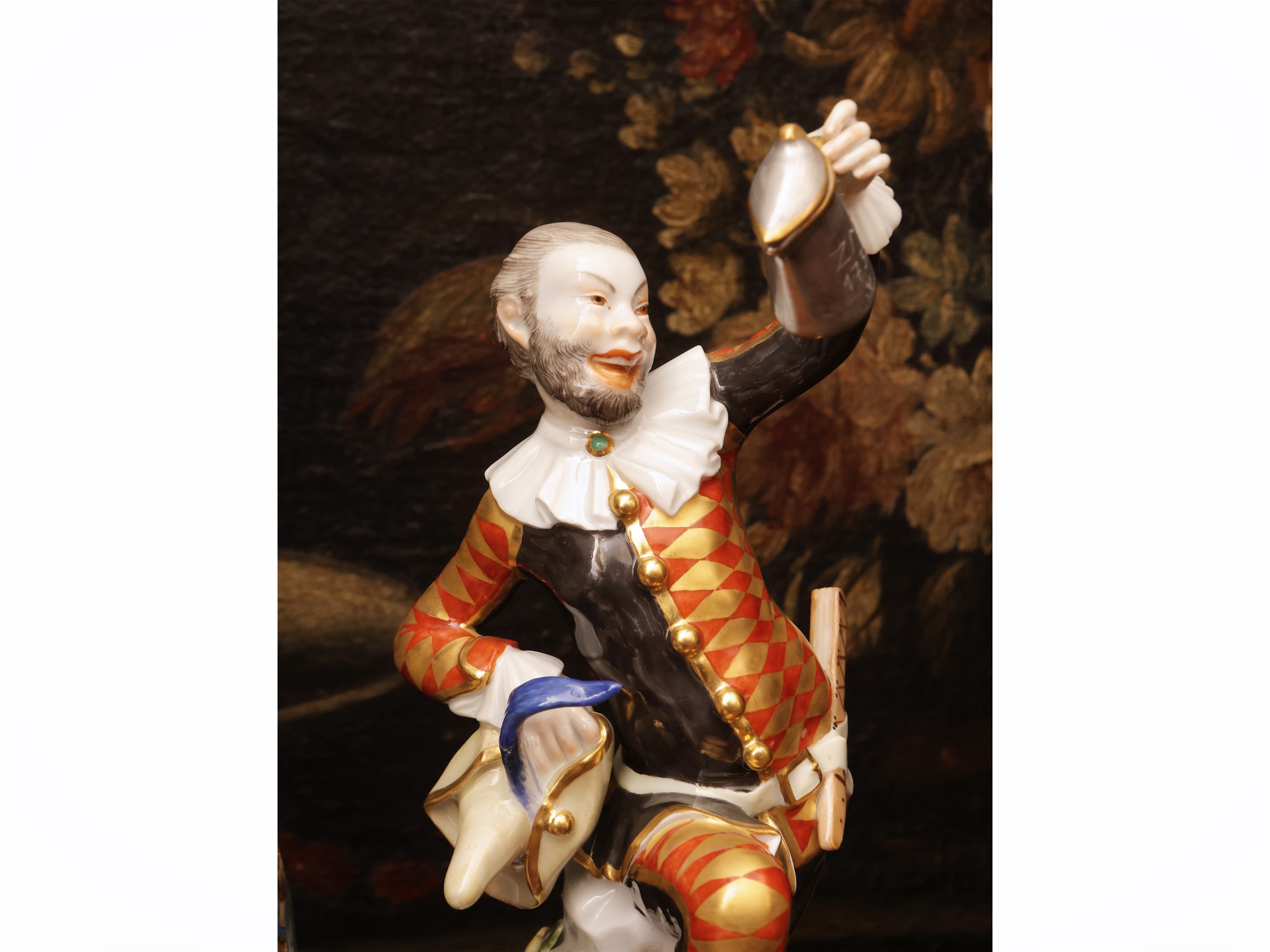 Johann Joachim Kaendler, Arlecchino con brocca in porcellana di Meissen, XX secolo