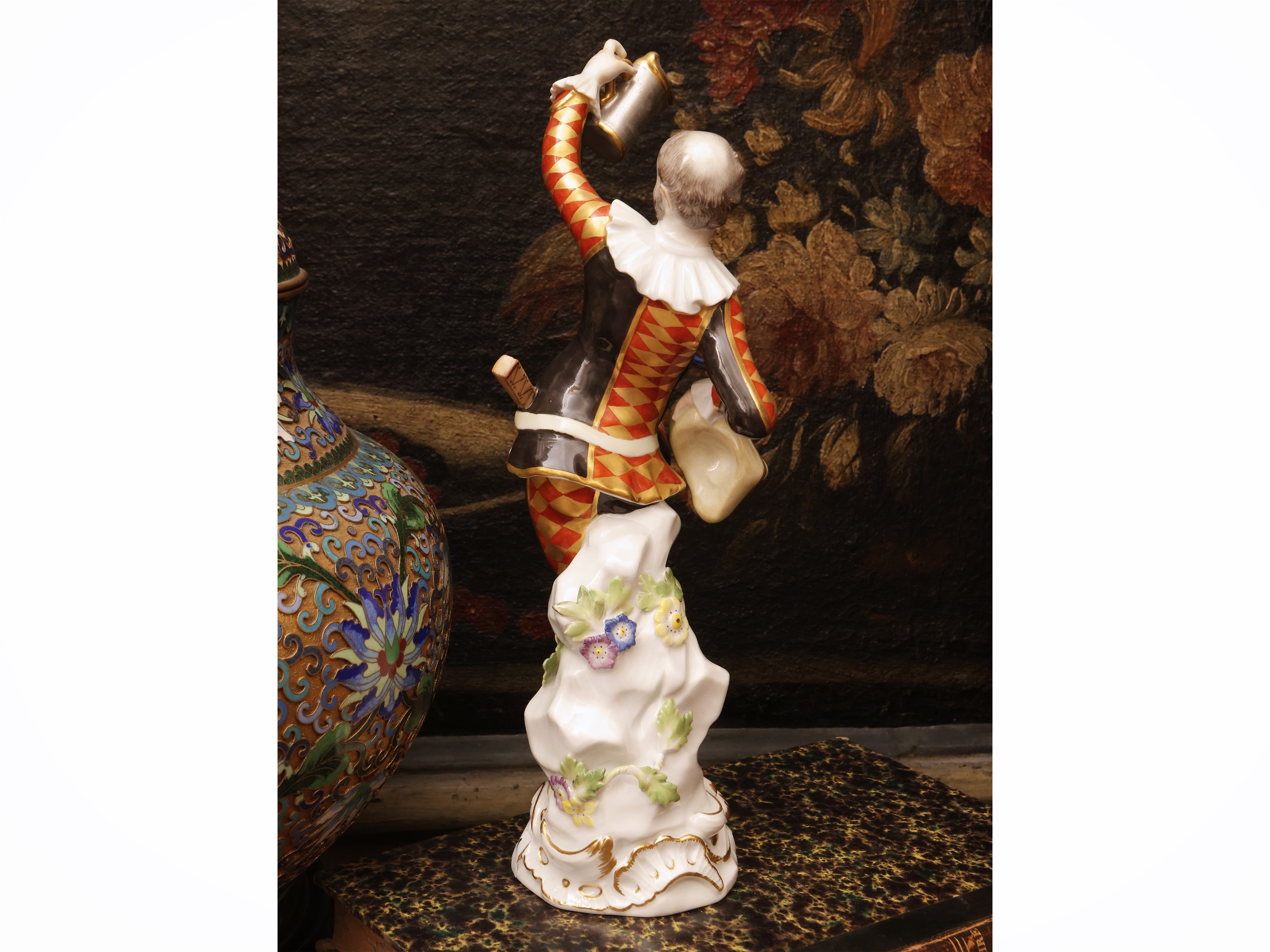 Johann Joachim Kaendler, Arlecchino con brocca in porcellana di Meissen, XX secolo