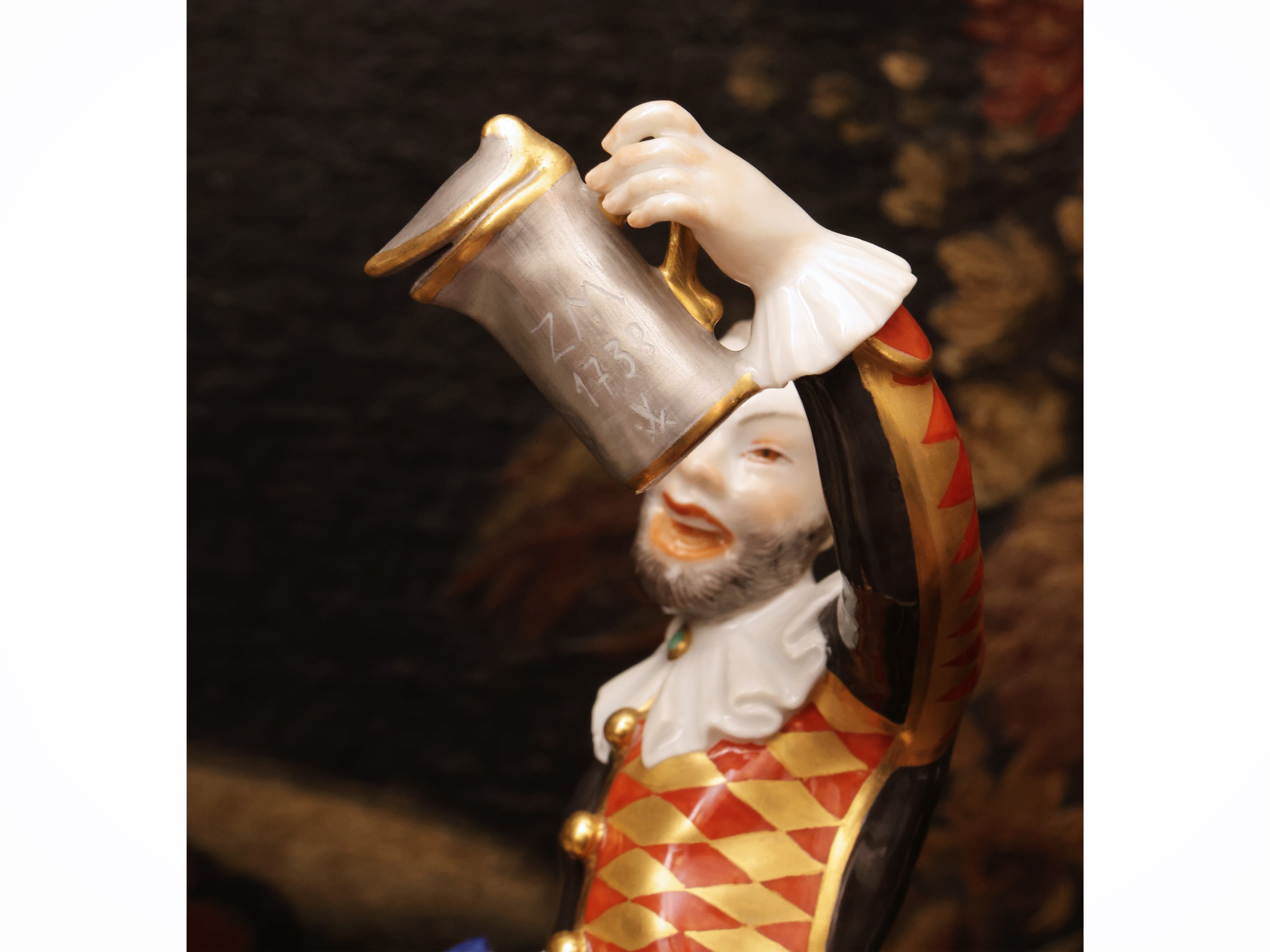 Johann Joachim Kaendler, Arlecchino con brocca in porcellana di Meissen, XX secolo