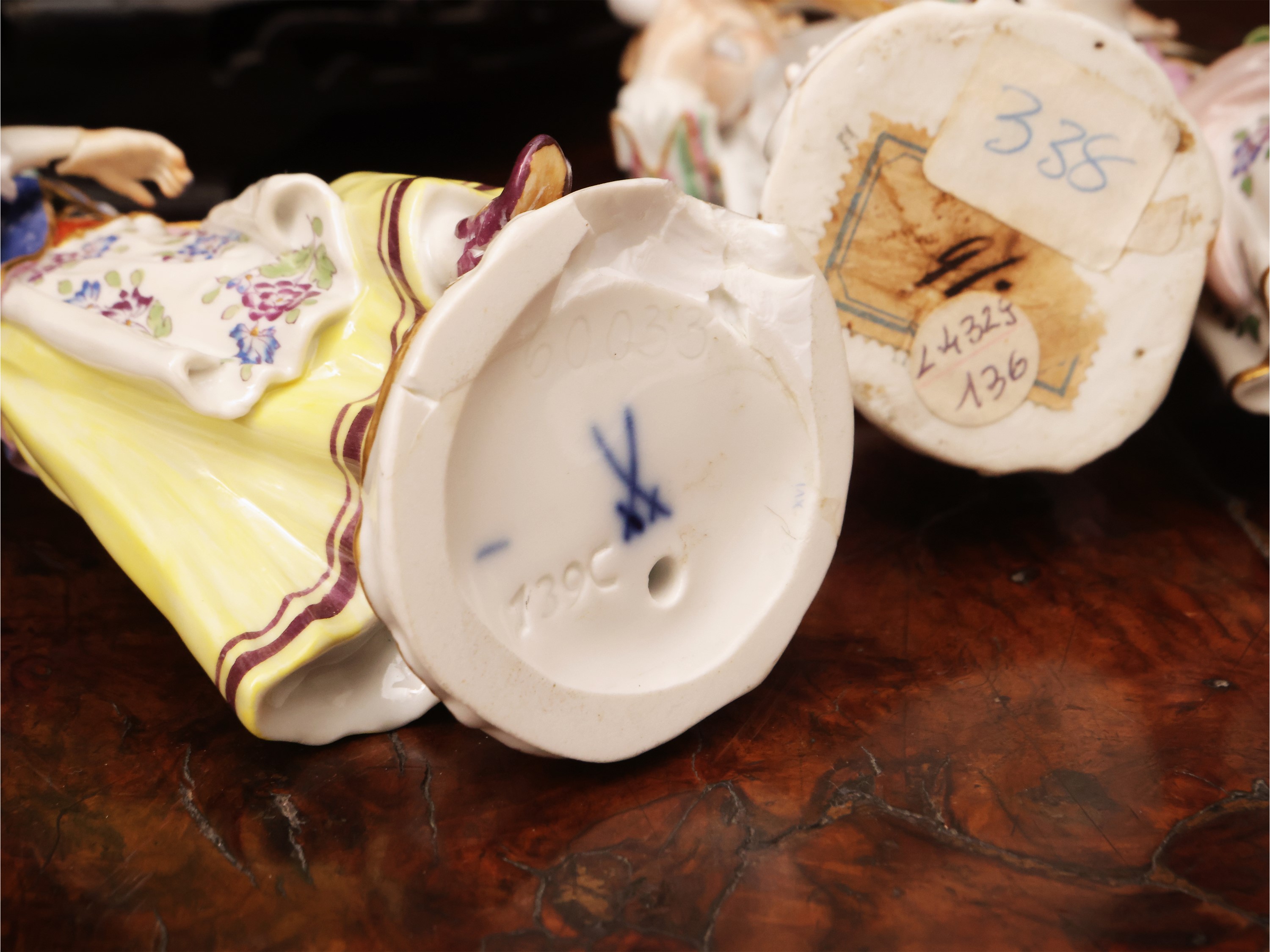 Porcellana di Meissen, Quattro figure: Coppia di contadini, Pollaiolo e figura femminile