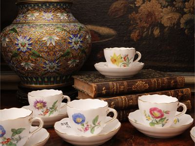 Meissen, Serie di dodici tazzine da caffè in porcellana policromata