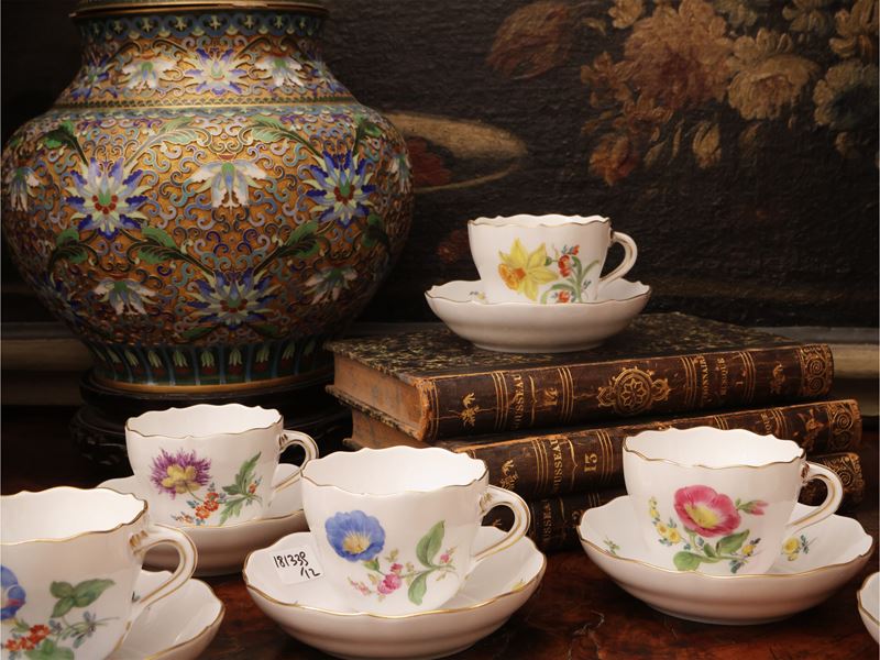 Meissen, Serie di dodici tazzine da caffè in porcellana policromata