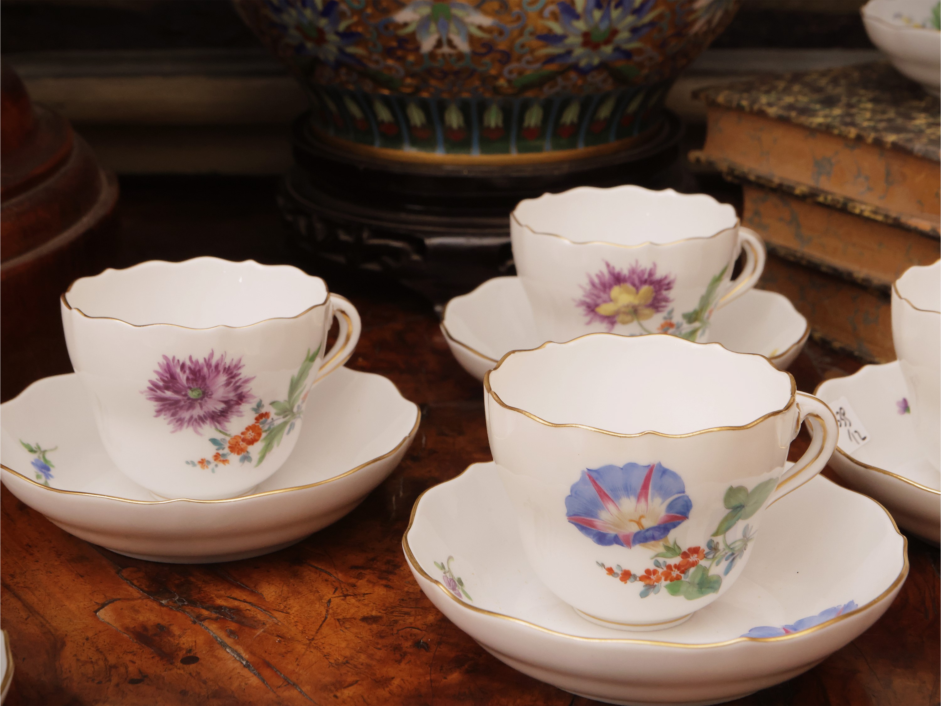 Meissen, Serie di dodici tazzine da caffè in porcellana policromata