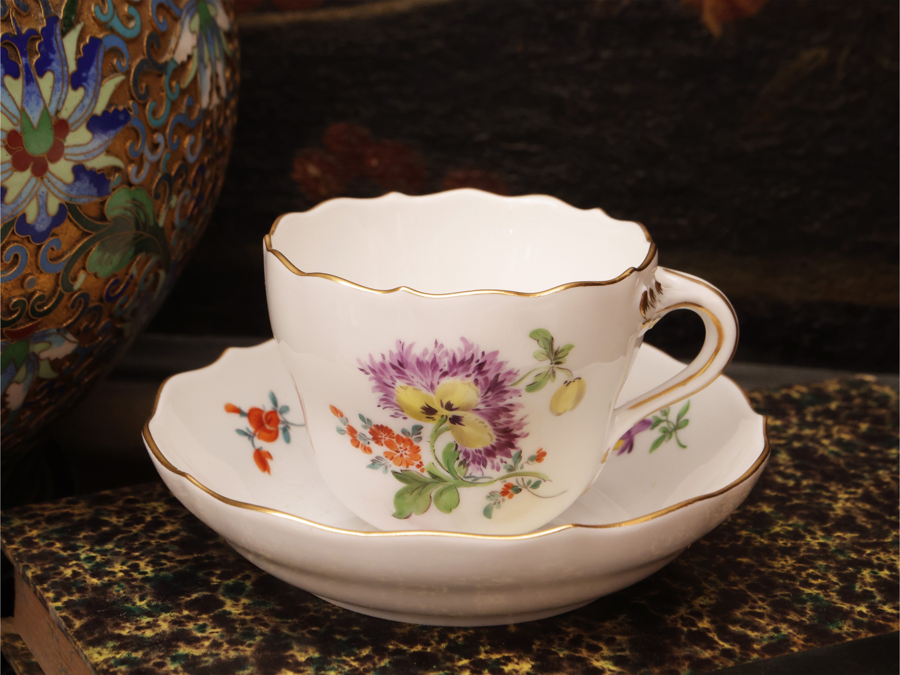 Meissen, Serie di dodici tazzine da caffè in porcellana policromata