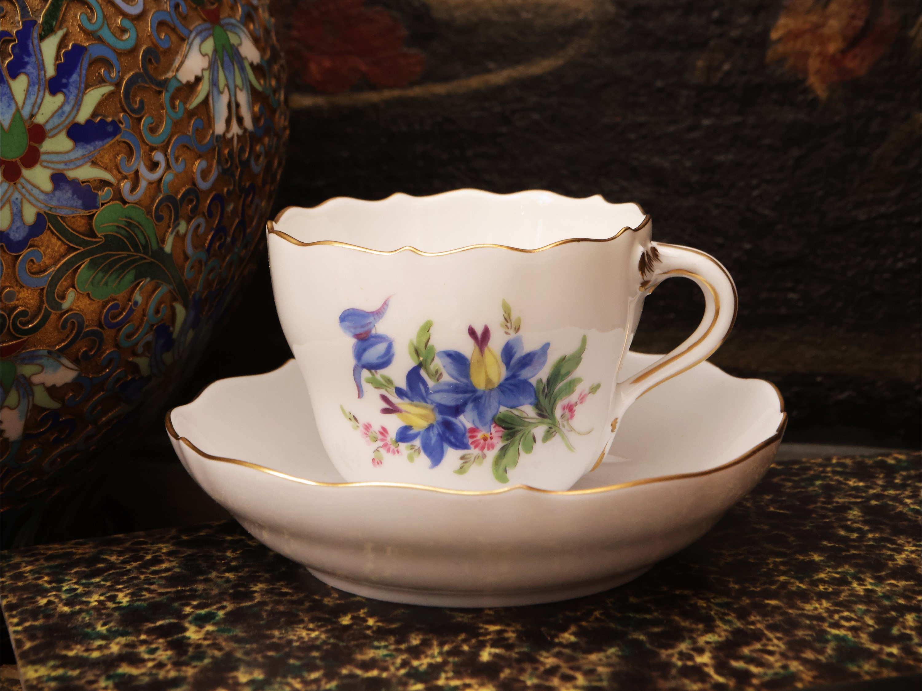 Meissen, Serie di dodici tazzine da caffè in porcellana policromata