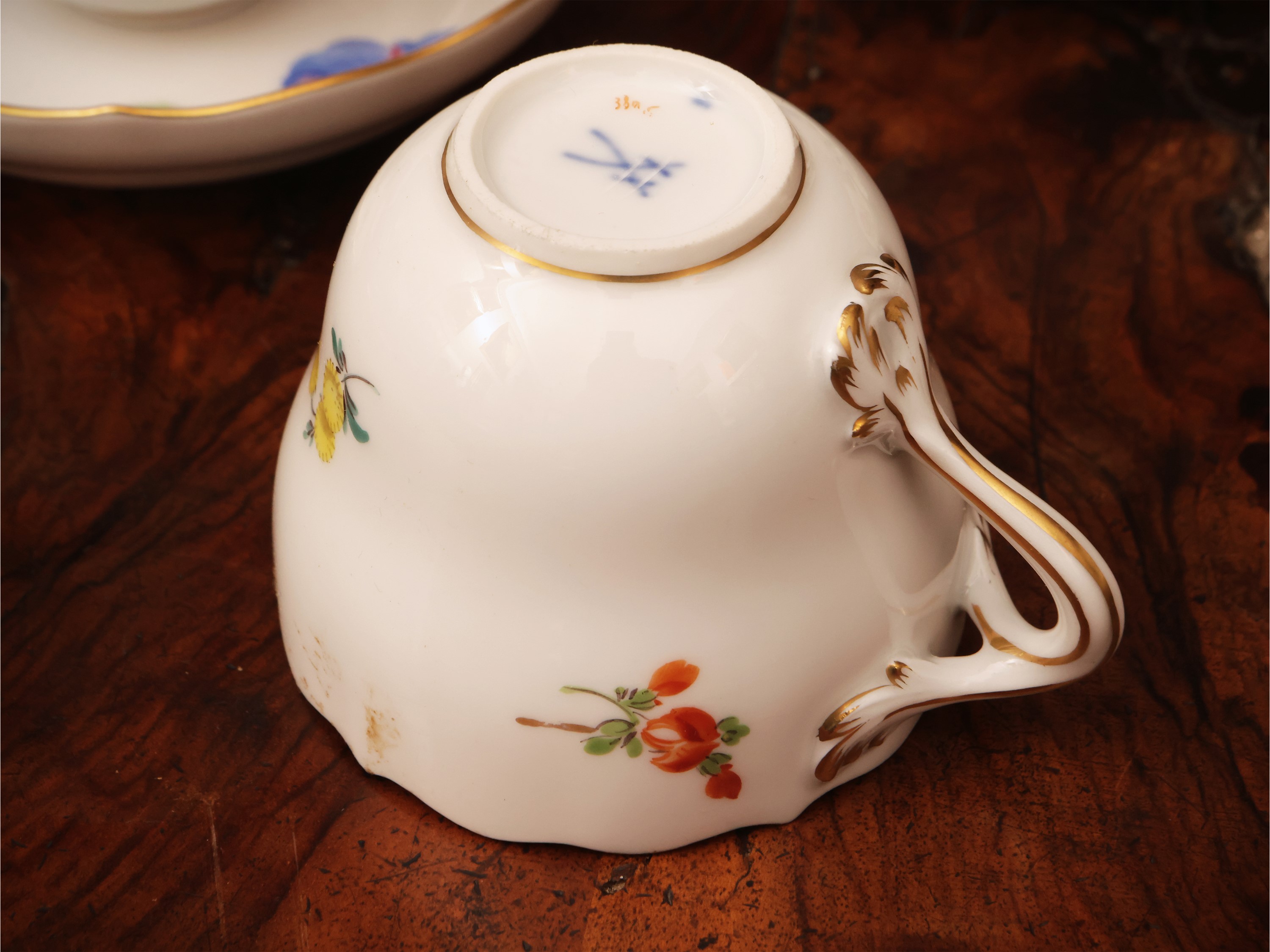 Meissen, Serie di dodici tazzine da caffè in porcellana policromata
