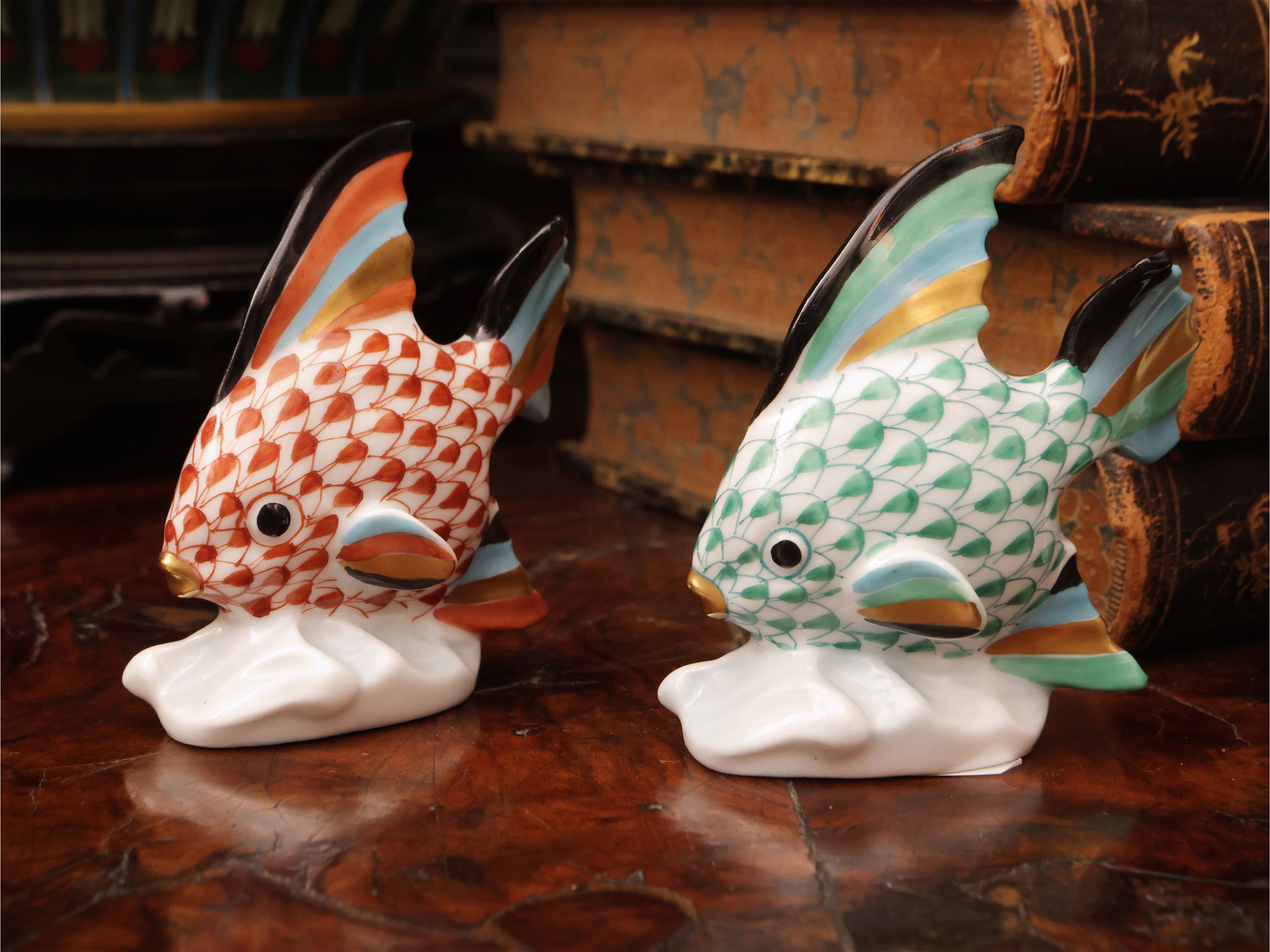 Porcellana di Herend, coppia di coniglietti e pesciolini, cristallo di Lalique, antilope, vetro D...