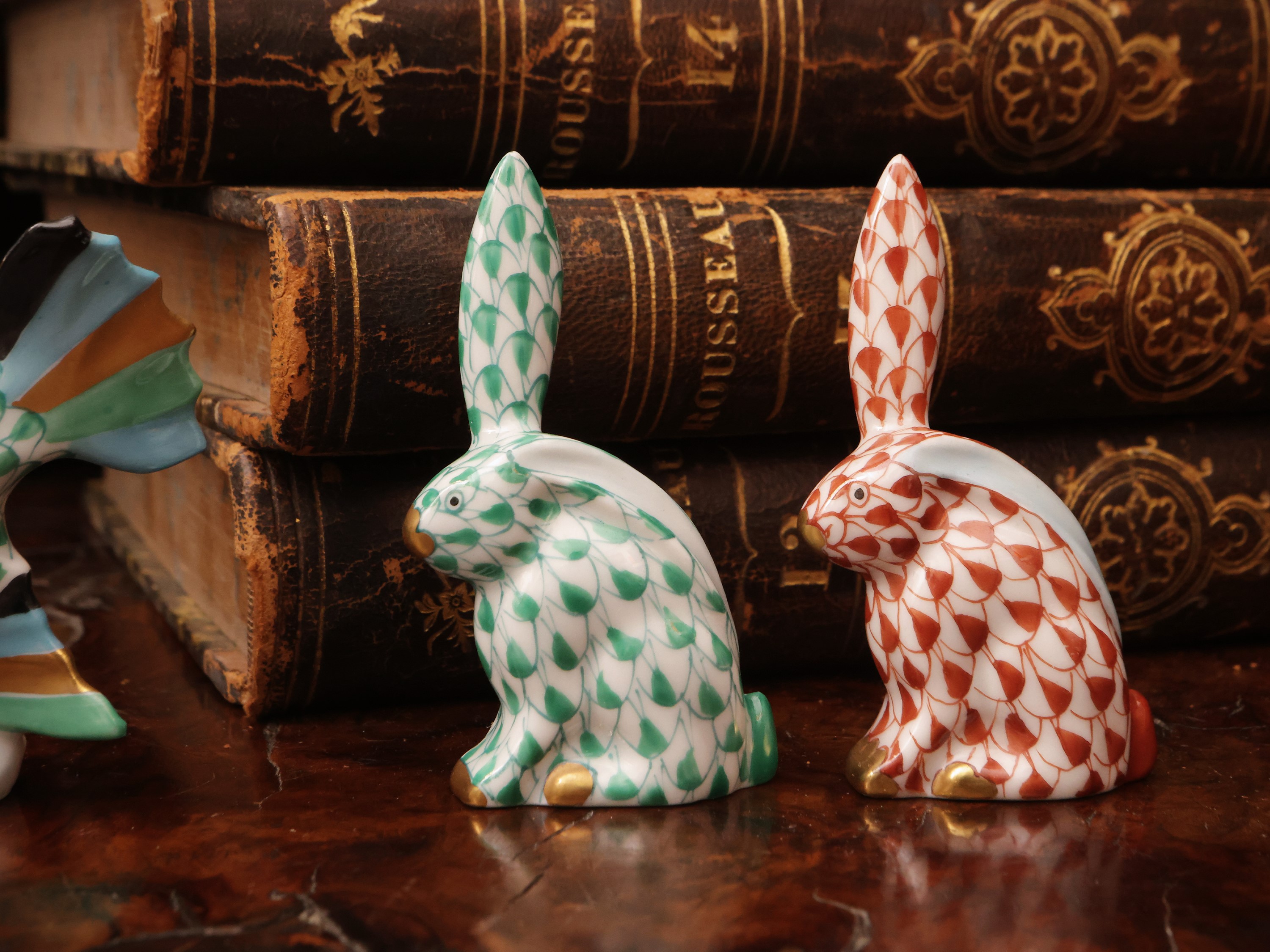 Porcellana di Herend, coppia di coniglietti e pesciolini, cristallo di Lalique, antilope, vetro D...