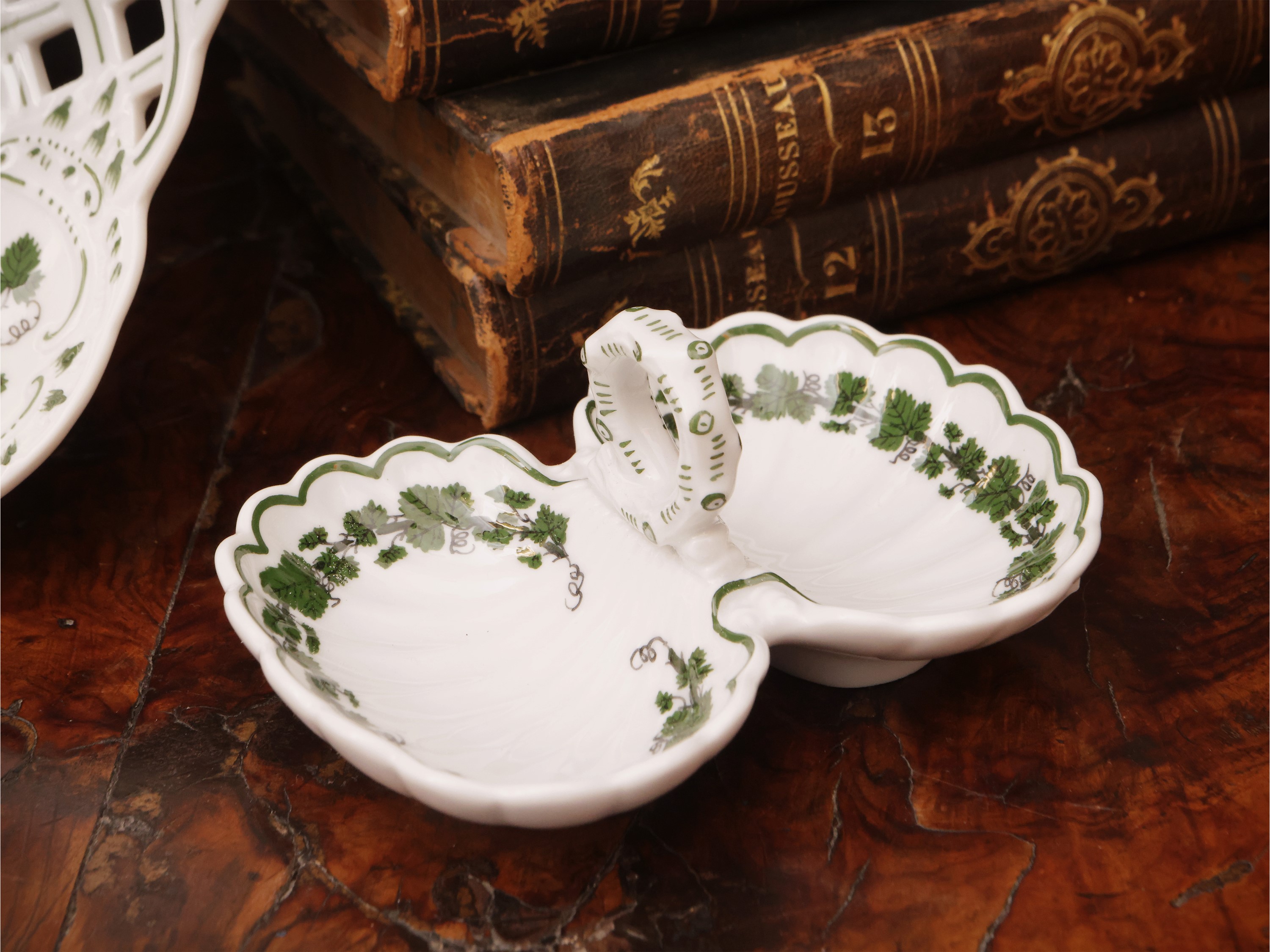 Cestino in porcellana di Meissen, motivo a foglia di vite, XX secolo