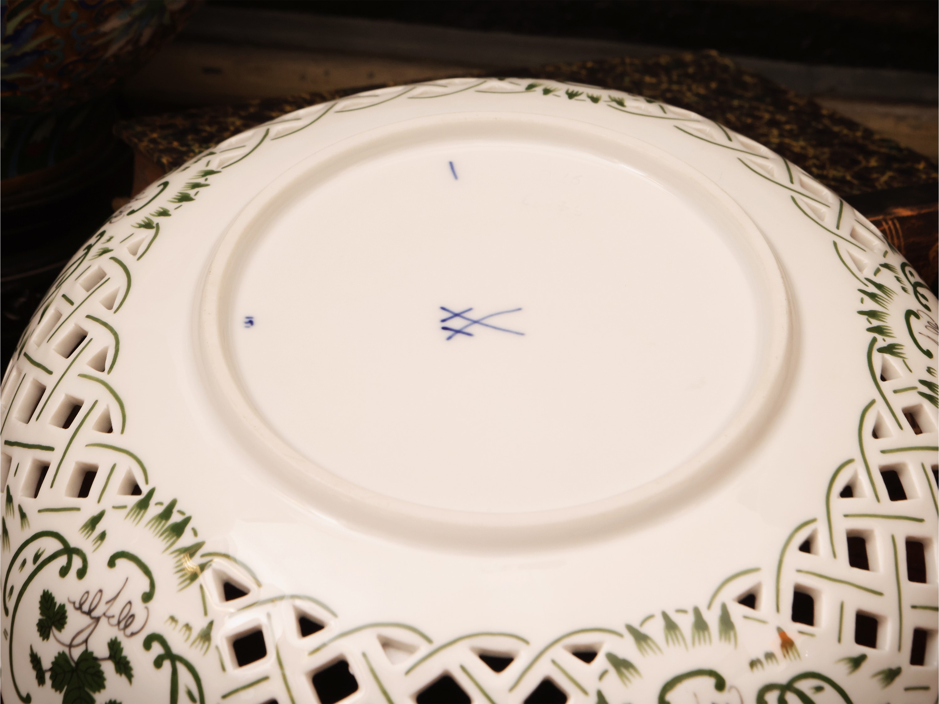 Cestino in porcellana di Meissen, motivo a foglia di vite, XX secolo