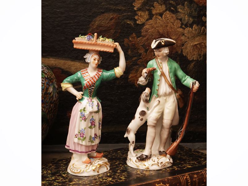 Meissen, Due figure in porcellana raffiguranti un cacciatore e una contadinella