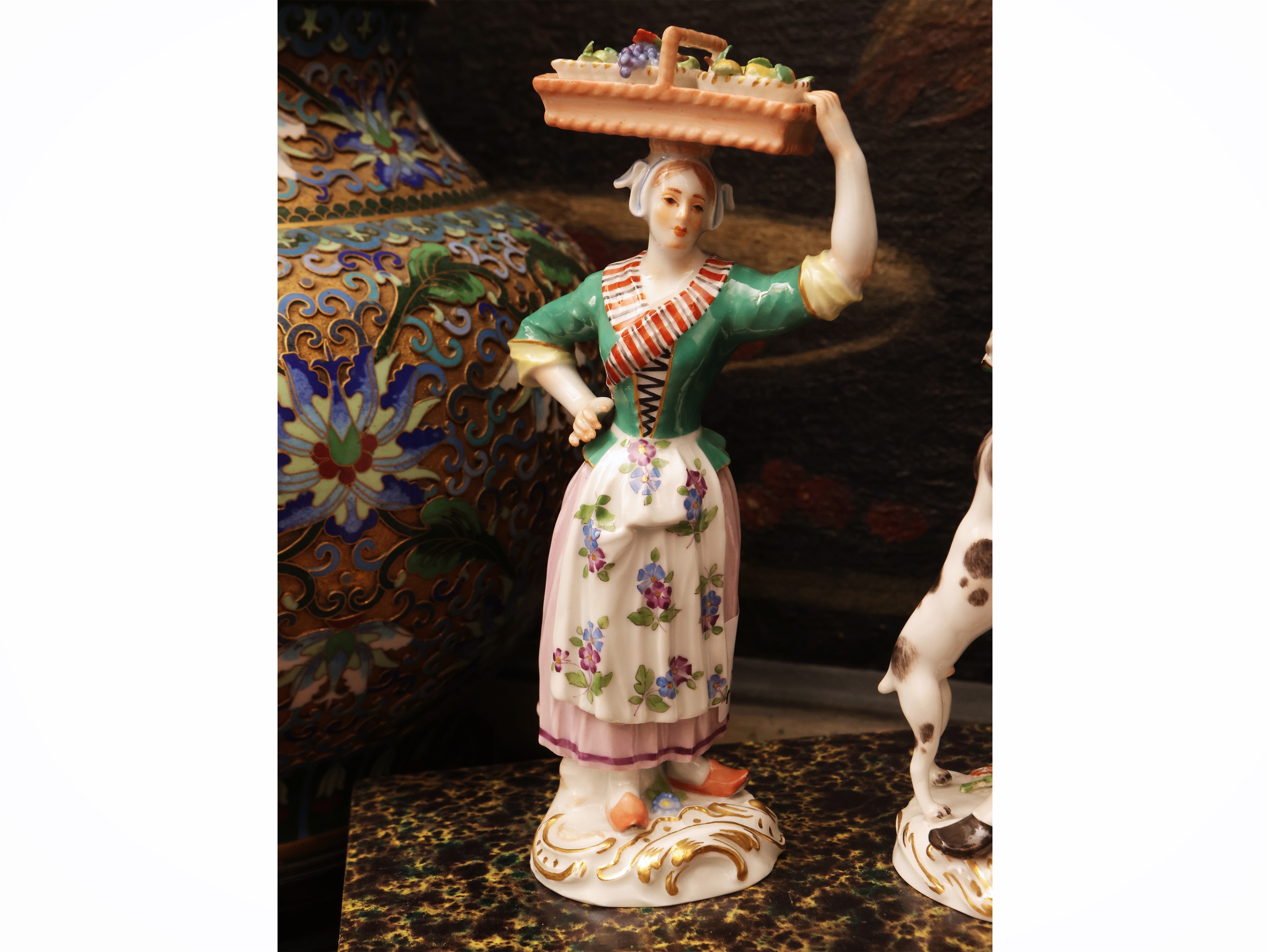 Meissen, Due figure in porcellana raffiguranti un cacciatore e una contadinella