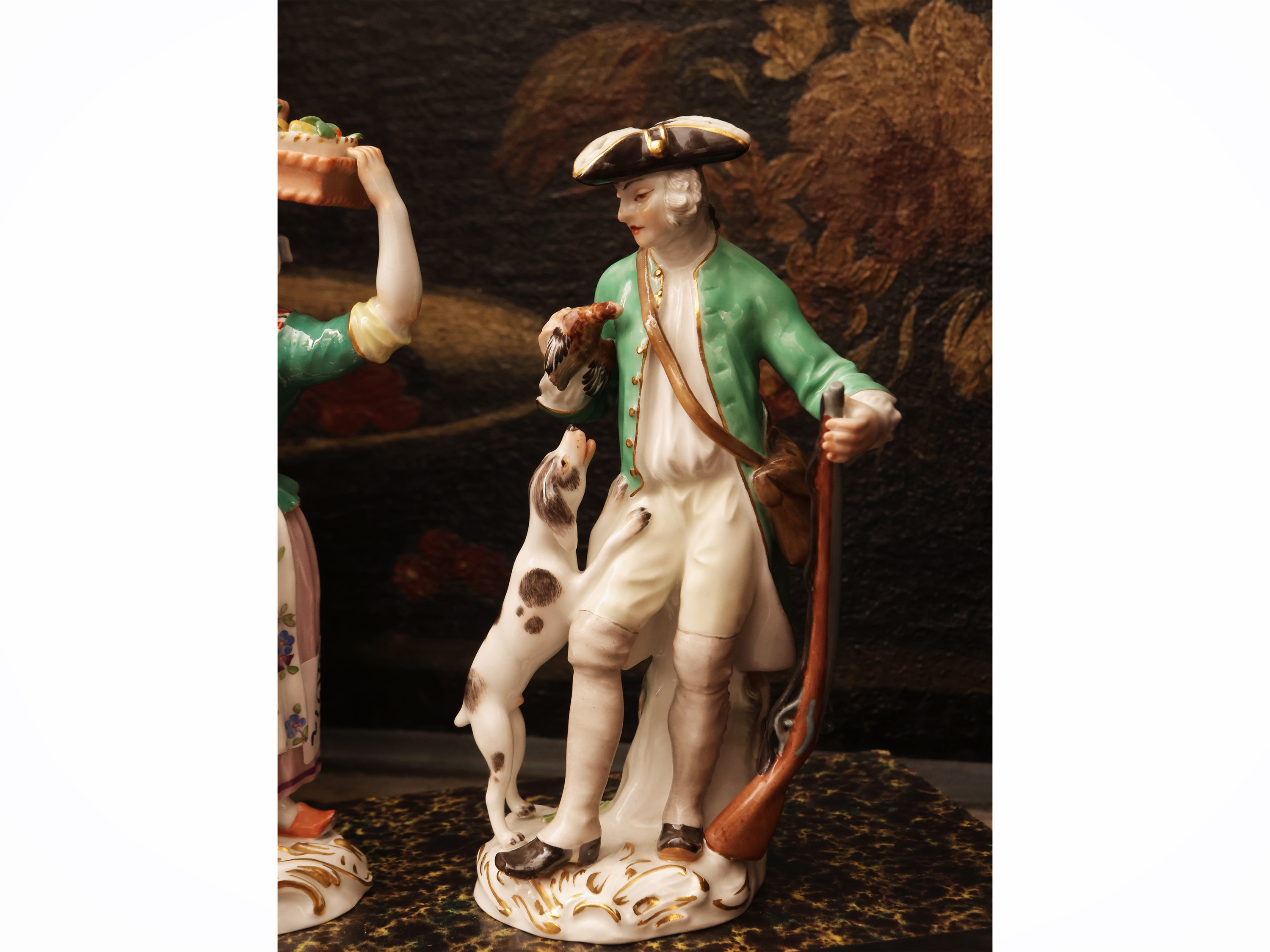 Meissen, Due figure in porcellana raffiguranti un cacciatore e una contadinella