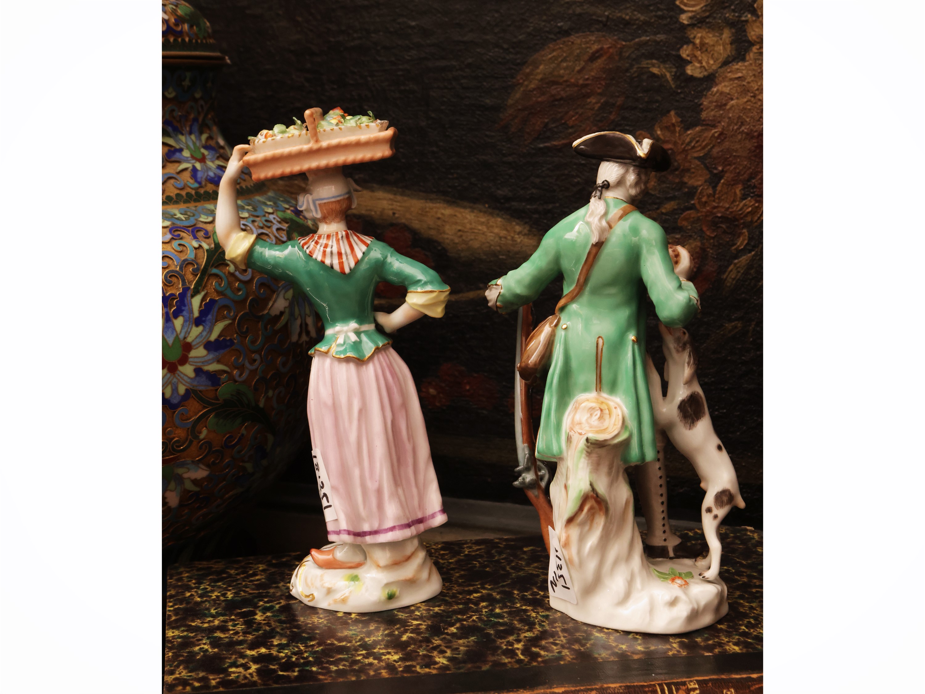 Meissen, Due figure in porcellana raffiguranti un cacciatore e una contadinella