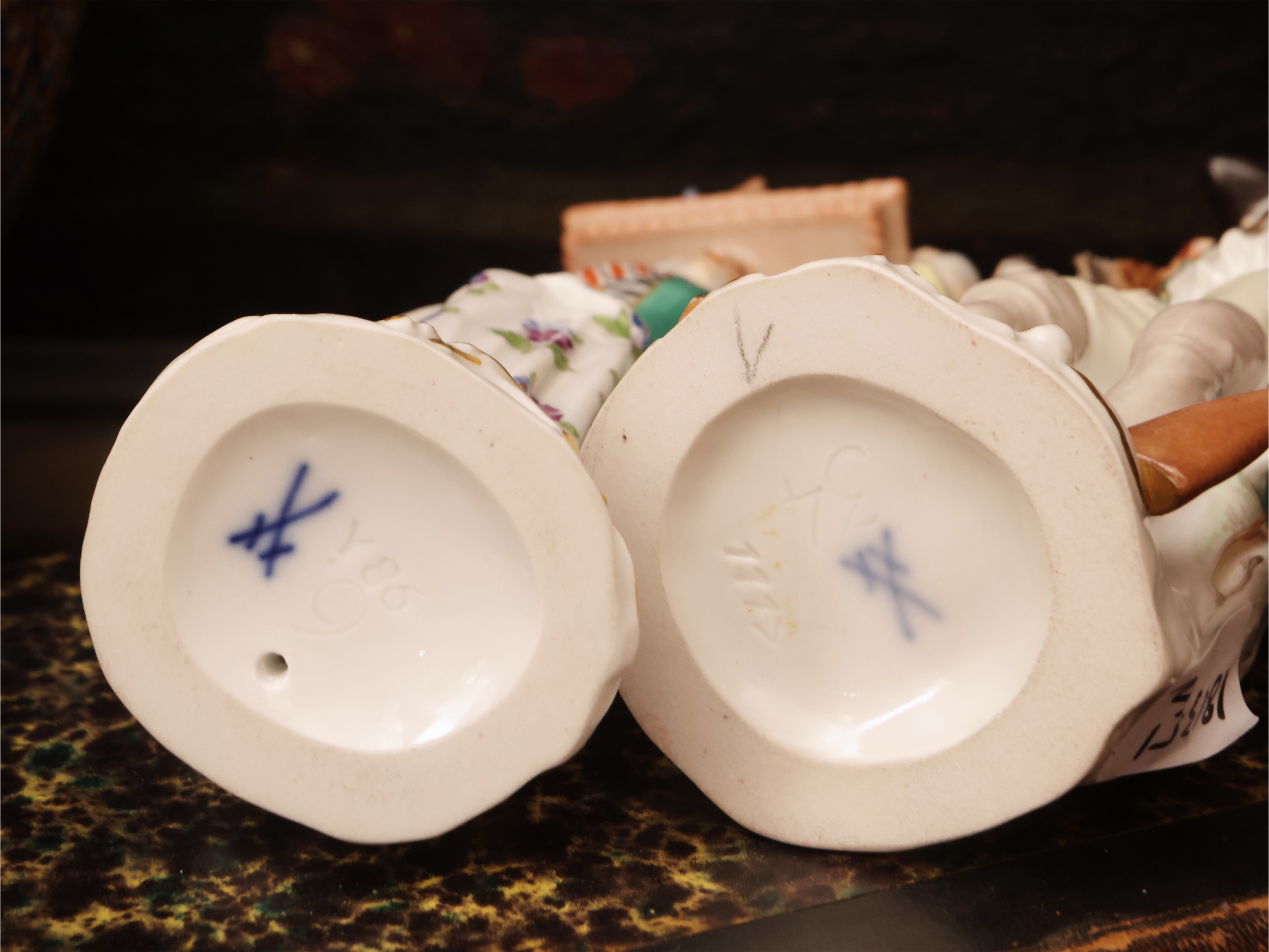 Meissen, Due figure in porcellana raffiguranti un cacciatore e una contadinella