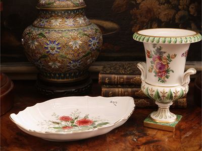 Richard Ginori, Vaso e marescialla in porcellana decorati con motivi floreali policromi