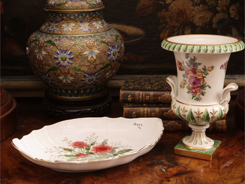 Richard Ginori, Vaso e marescialla in porcellana decorati con motivi floreali policromi