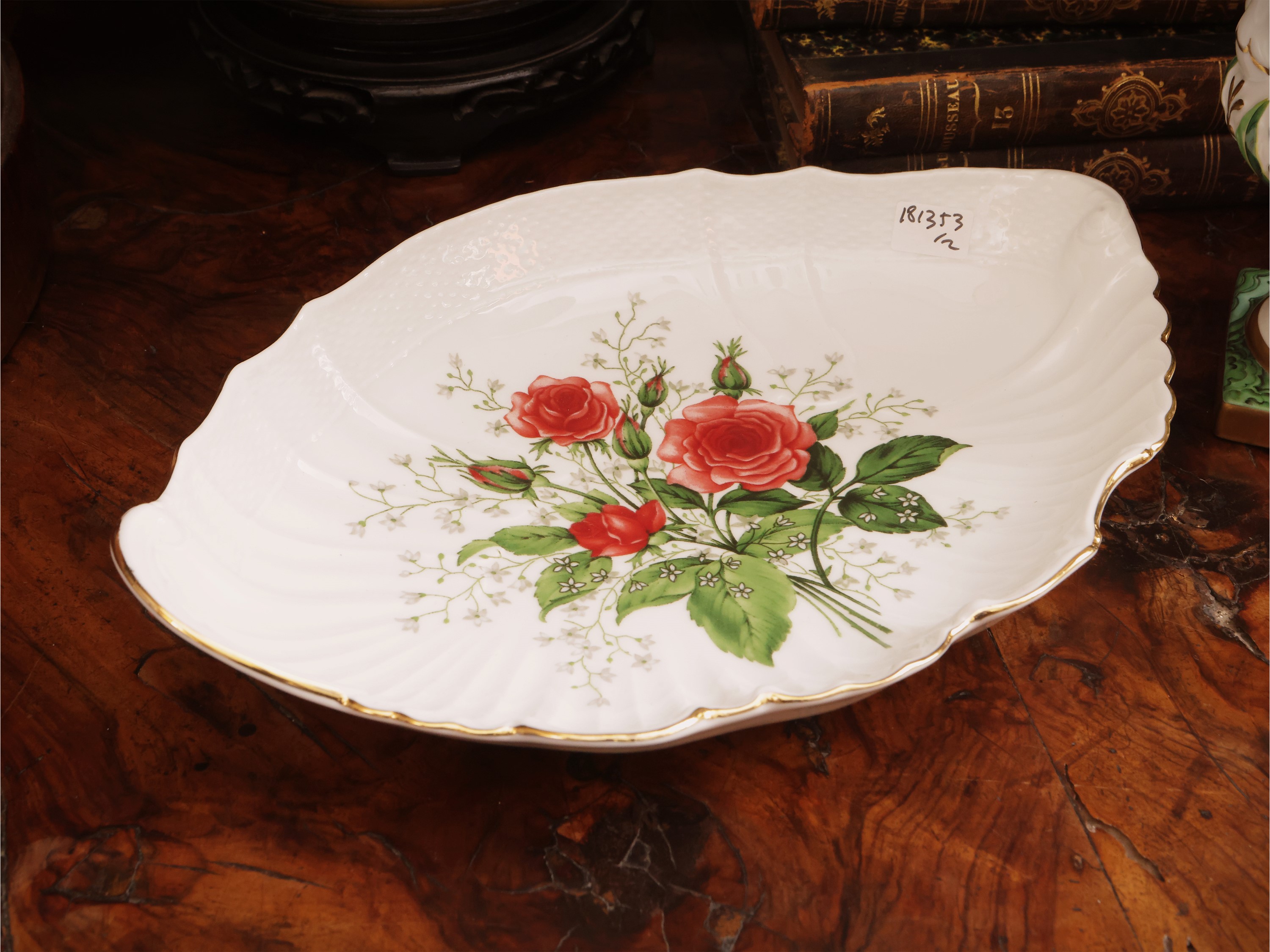 Richard Ginori, Vaso e marescialla in porcellana decorati con motivi floreali policromi