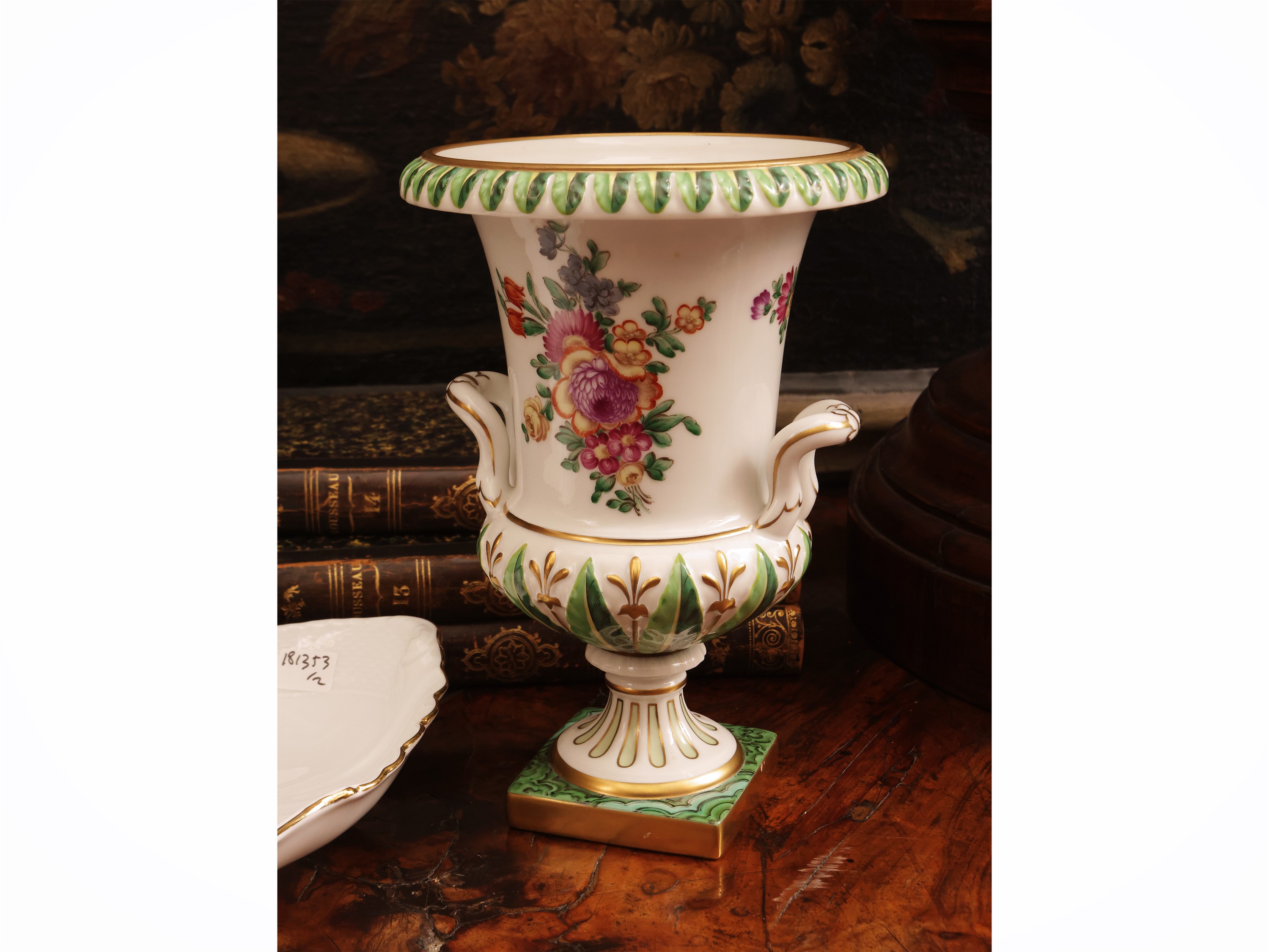 Richard Ginori, Vaso e marescialla in porcellana decorati con motivi floreali policromi