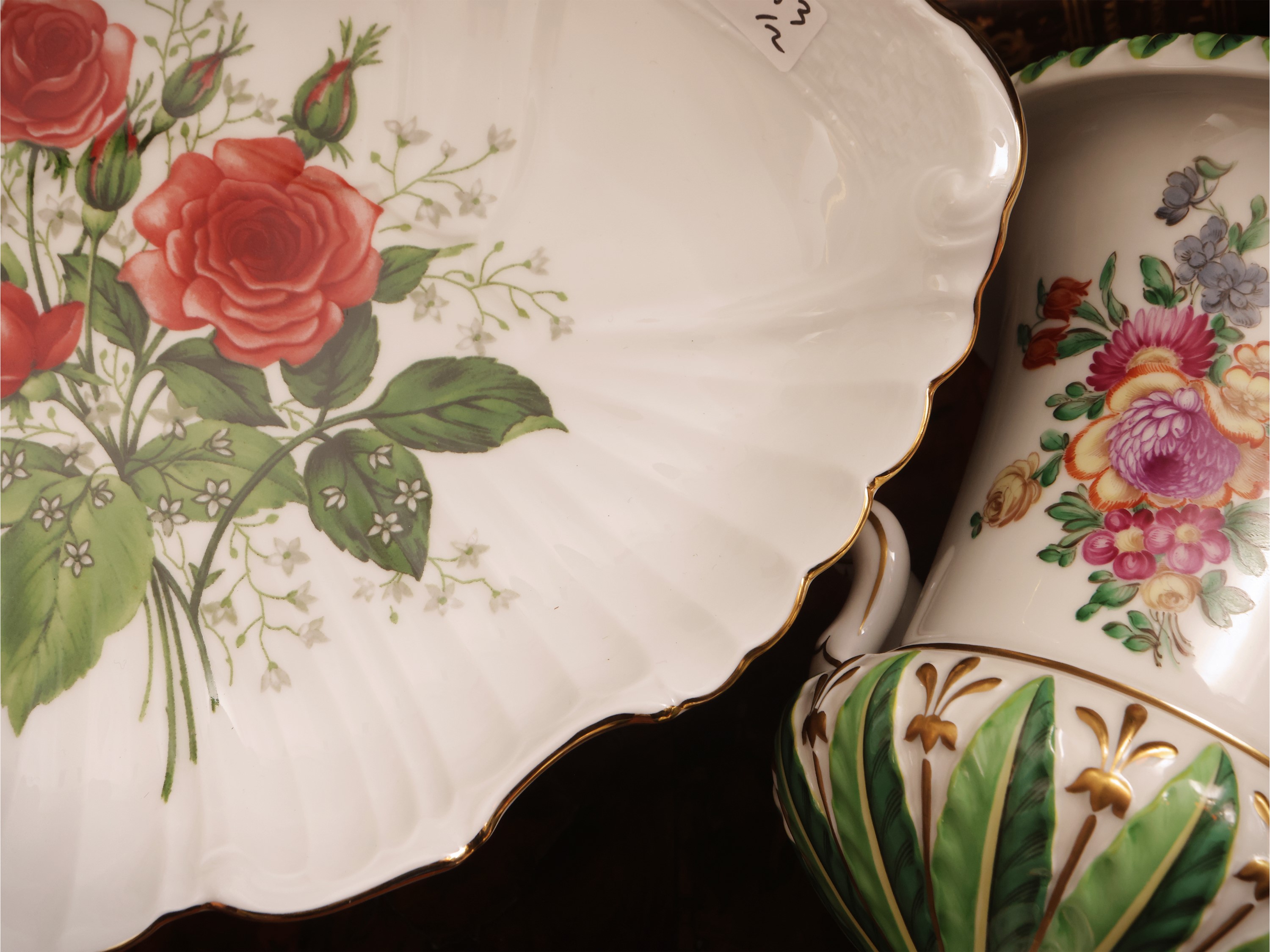 Richard Ginori, Vaso e marescialla in porcellana decorati con motivi floreali policromi