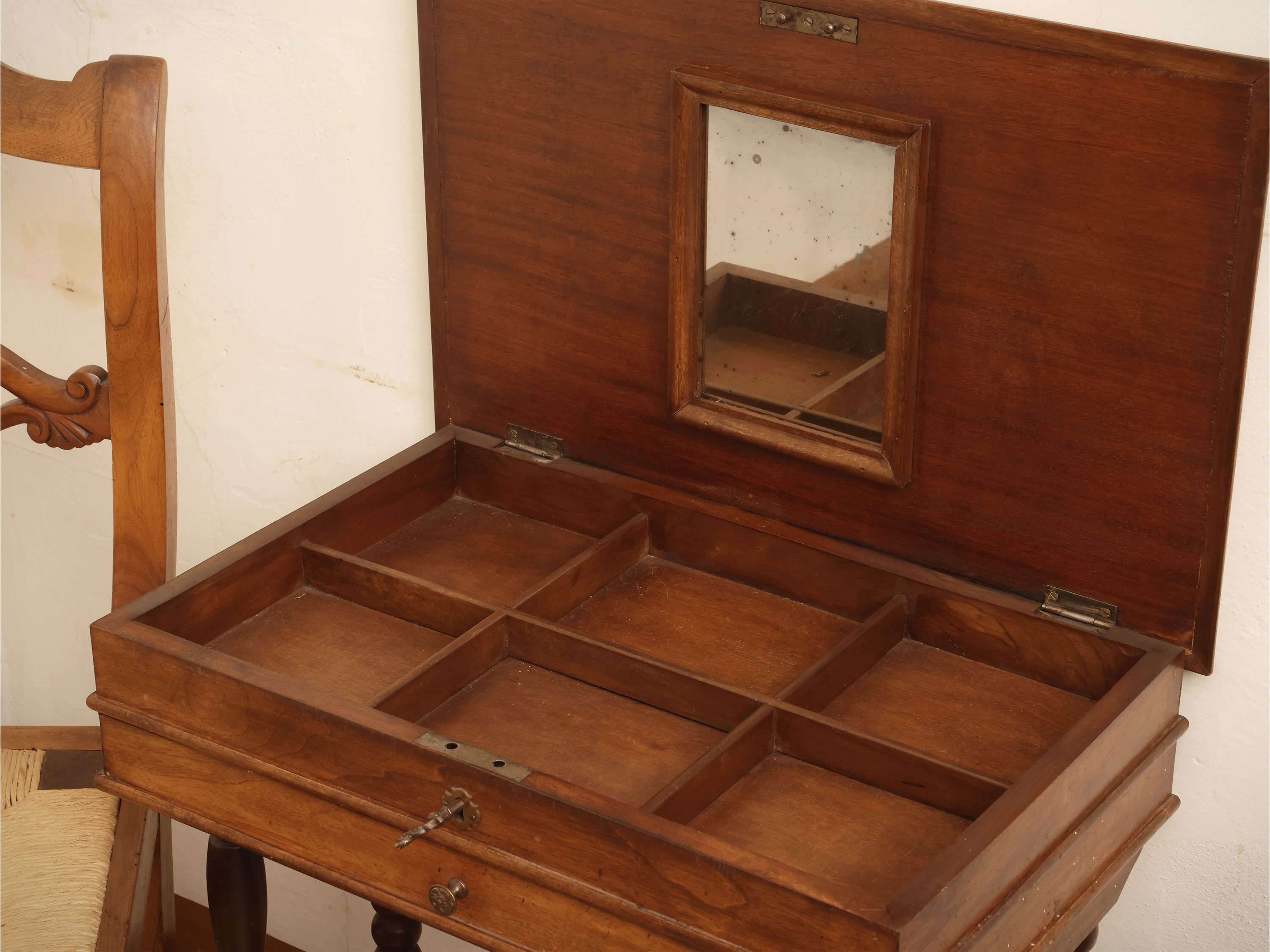 Tavolino toilette in noce, seconda metà del XIX secolo