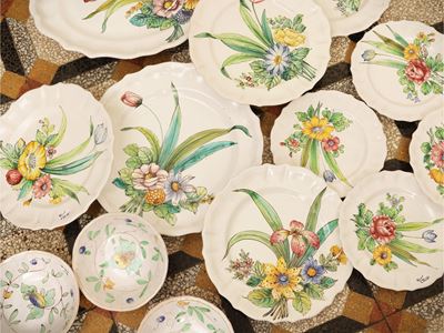 Servizio di piatti in maiolica Cantagalli, XX secolo, composto da 4 piatti piani, 4 piattini, una...