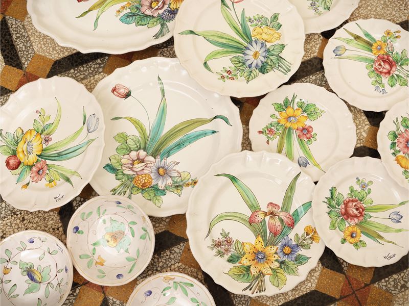 Servizio di piatti in maiolica Cantagalli, XX secolo, composto da 4 piatti piani, 4 piattini, una...