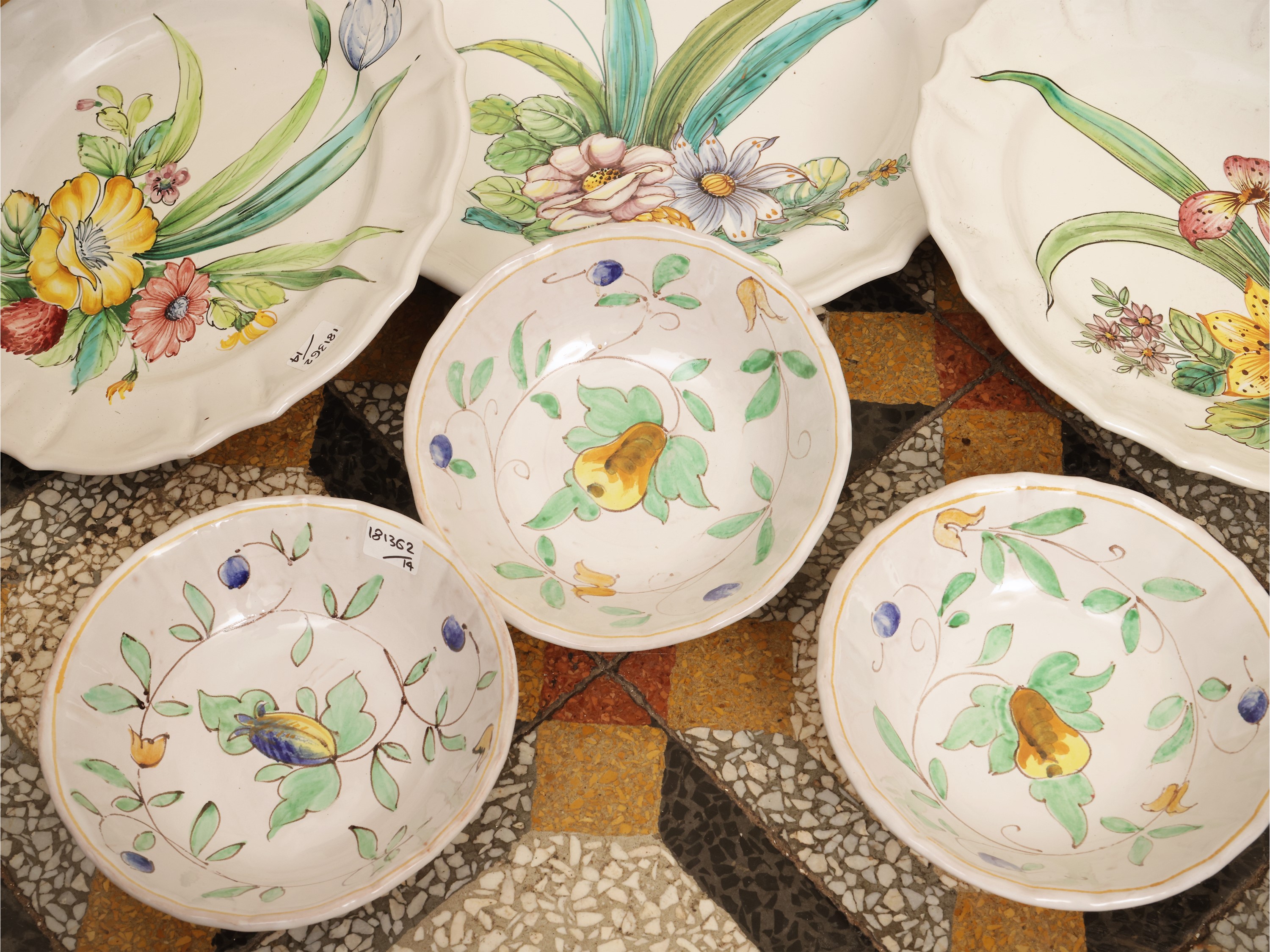 Servizio di piatti in maiolica Cantagalli, XX secolo, composto da 4 piatti piani, 4 piattini, una...
