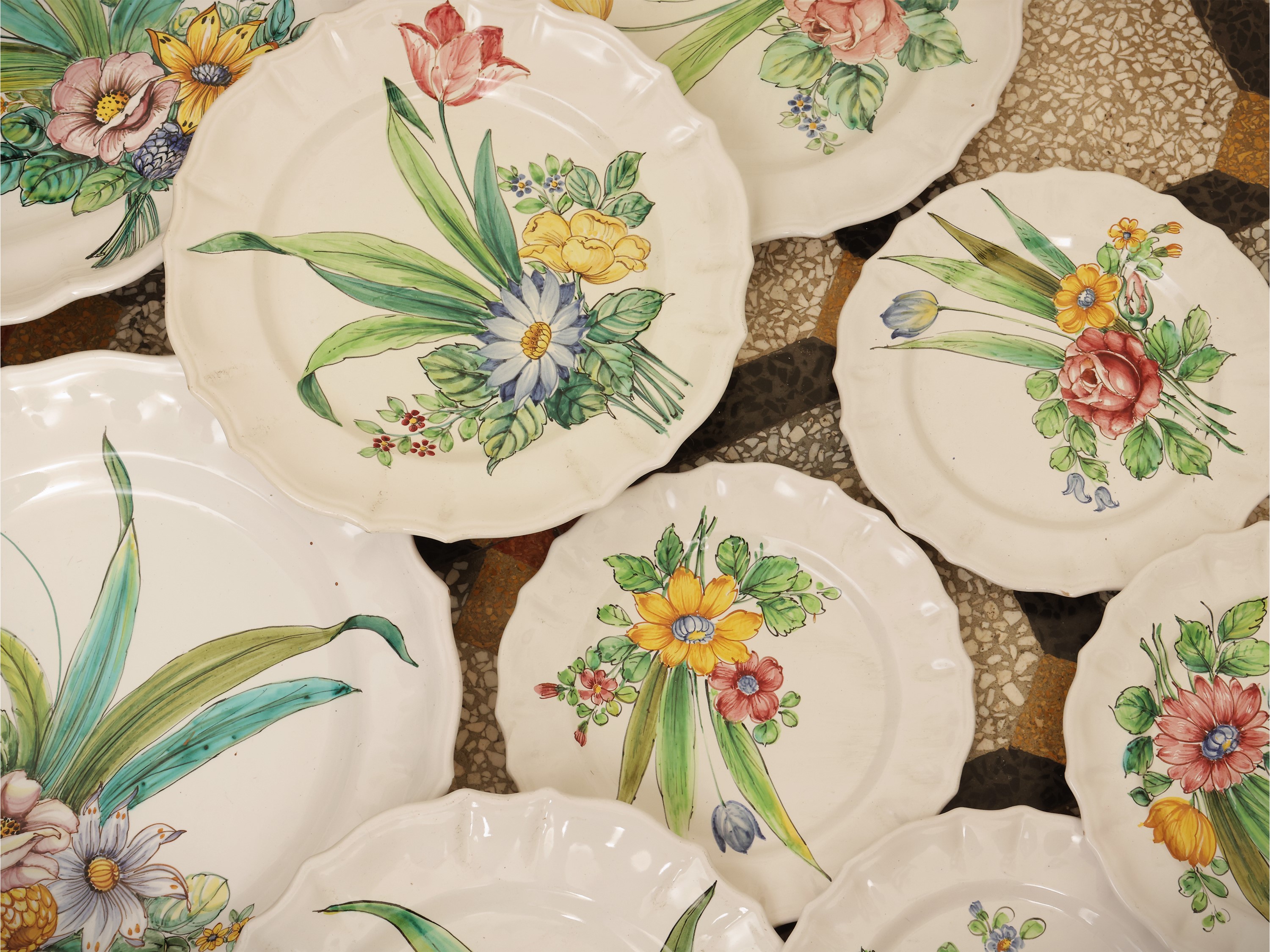 Servizio di piatti in maiolica Cantagalli, XX secolo, composto da 4 piatti piani, 4 piattini, una...