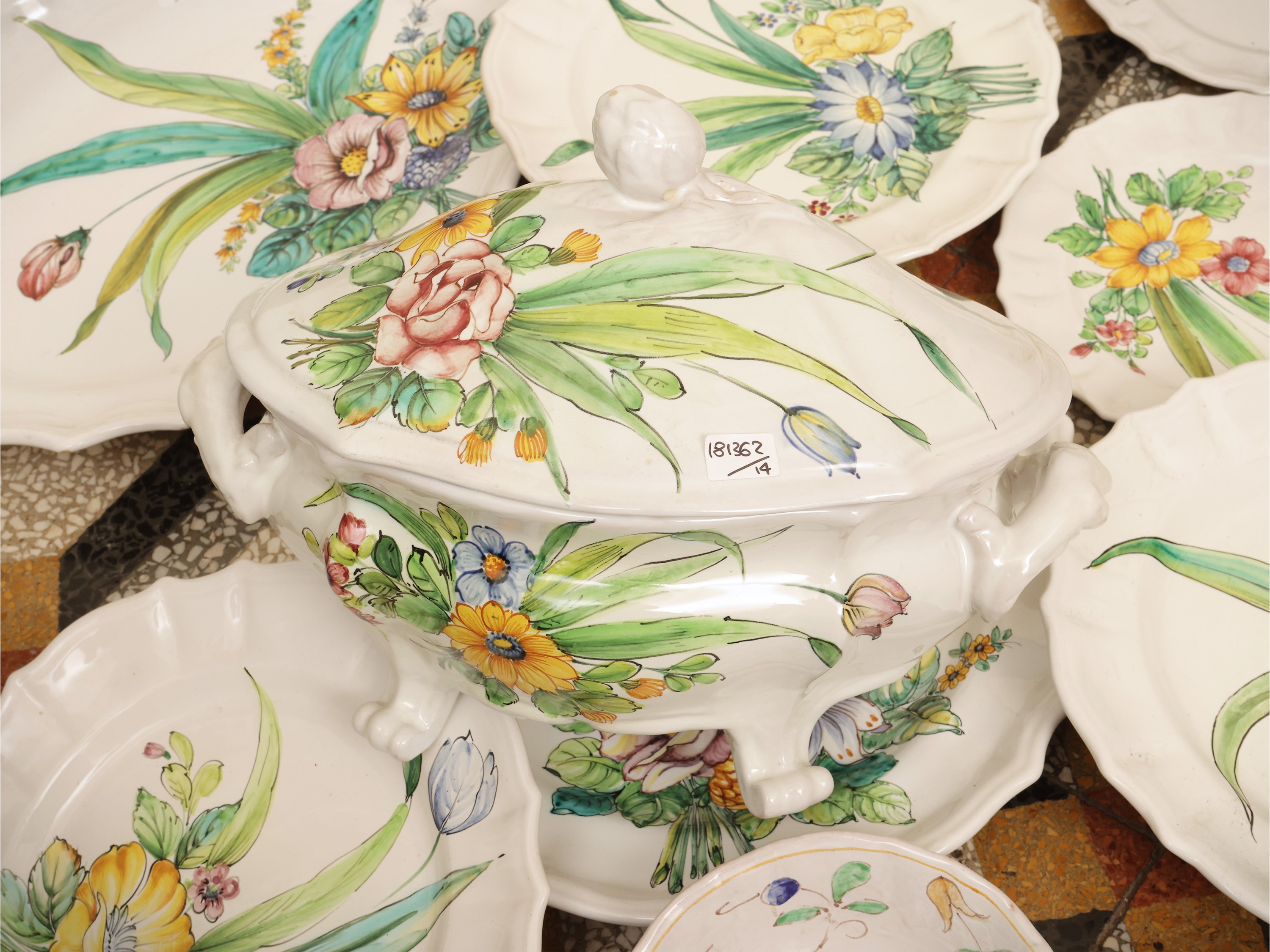 Servizio di piatti in maiolica Cantagalli, XX secolo, composto da 4 piatti piani, 4 piattini, una...