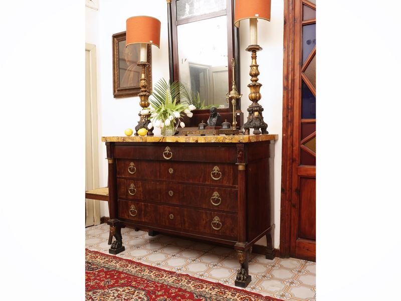 Cassettone impiallacciato in mogano e piuma di mogano