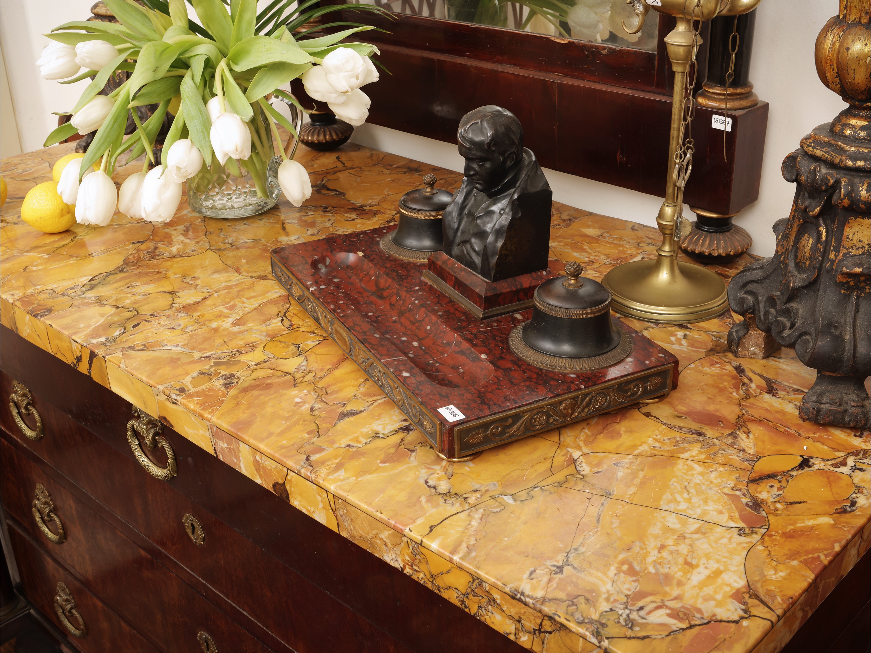 Cassettone impiallacciato in mogano e piuma di mogano