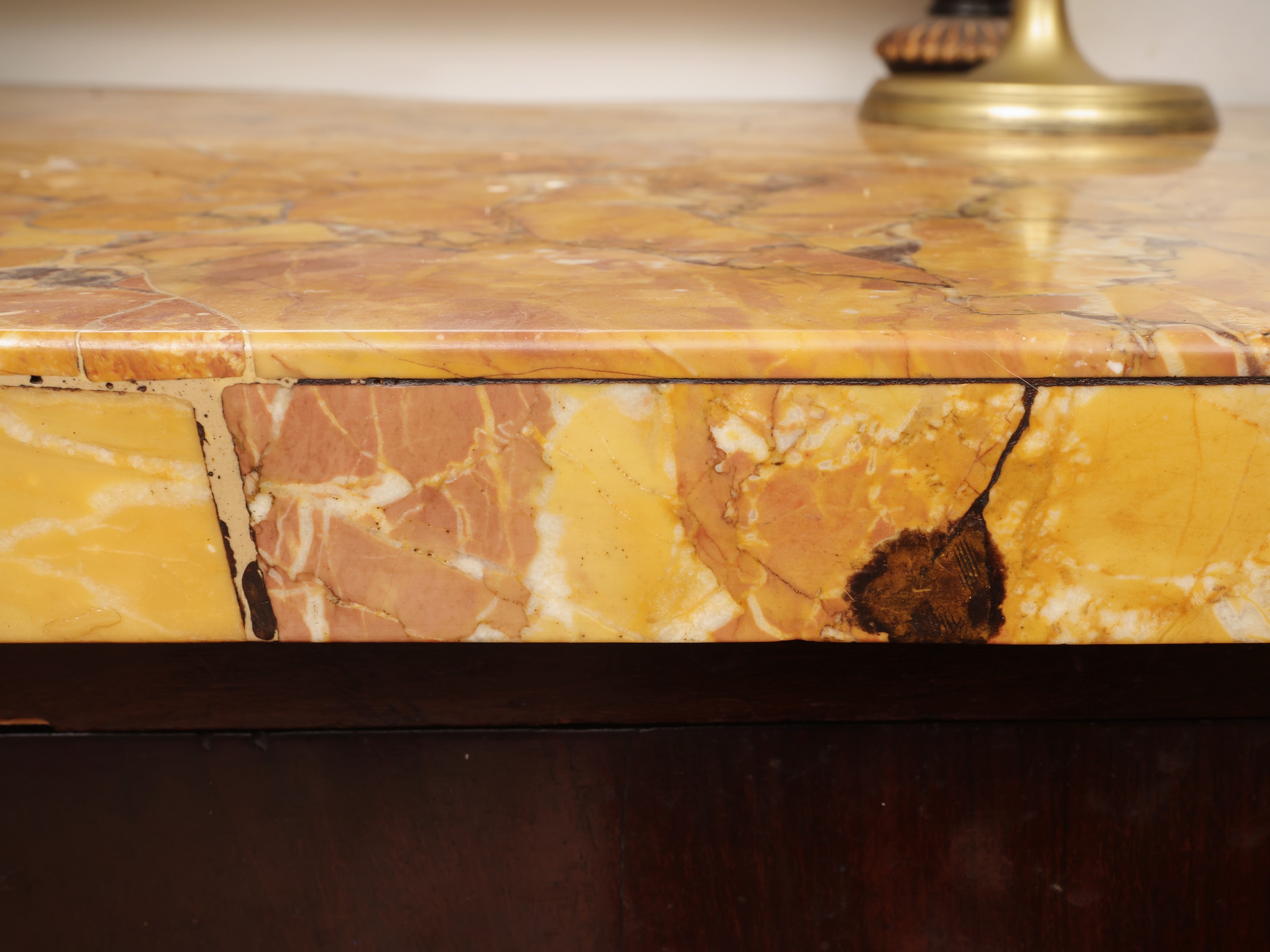 Cassettone impiallacciato in mogano e piuma di mogano