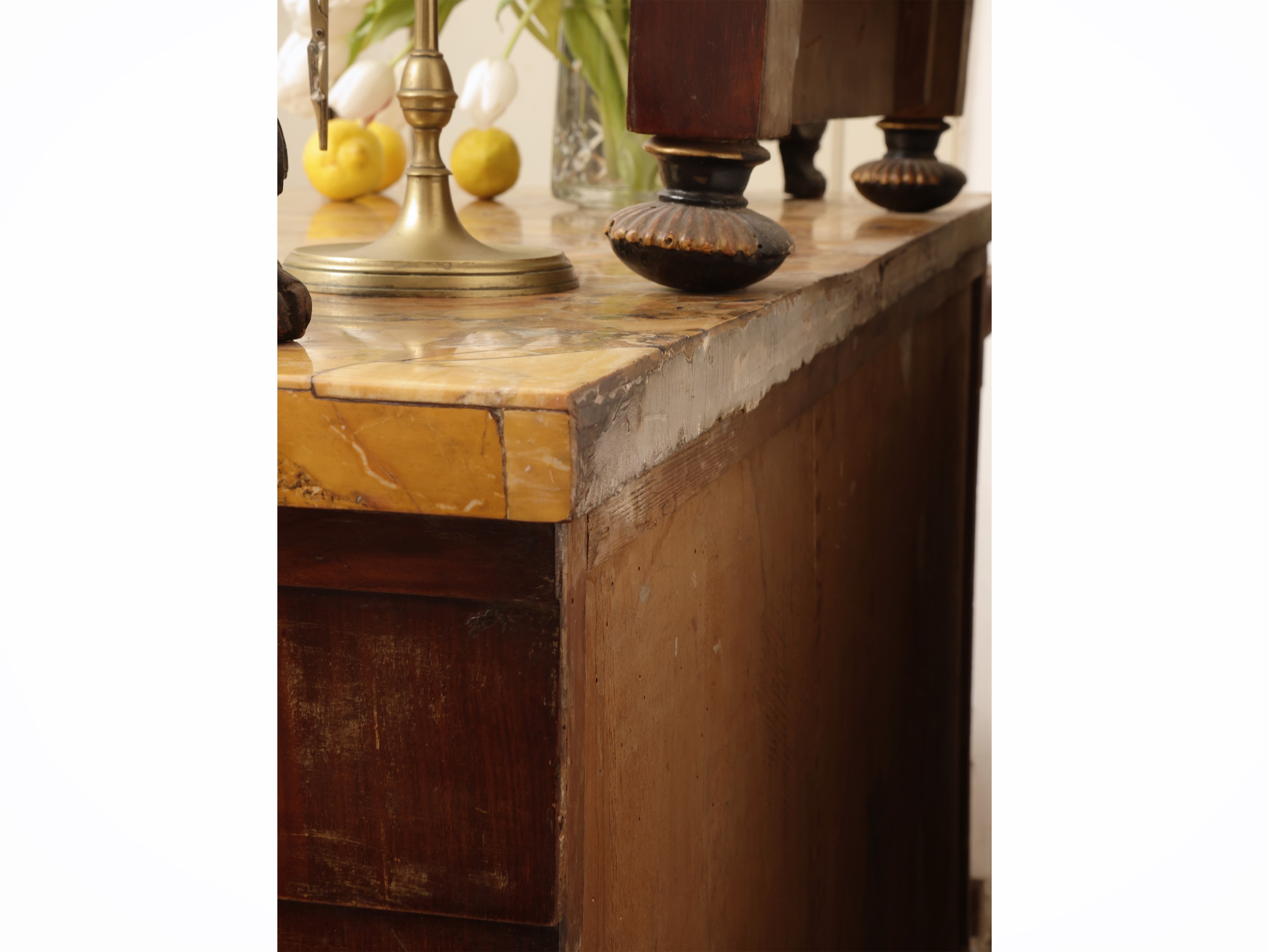 Cassettone impiallacciato in mogano e piuma di mogano