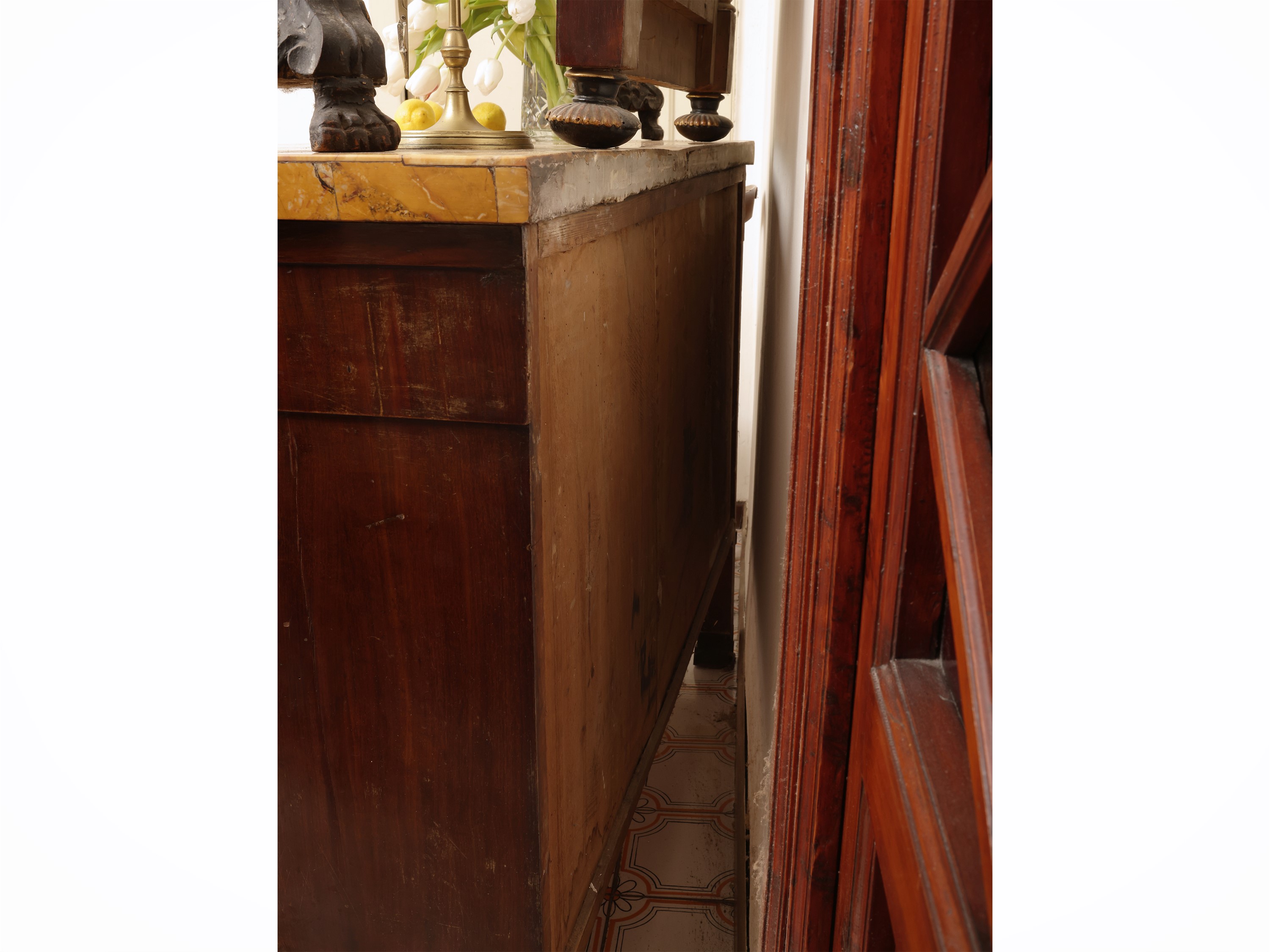 Cassettone impiallacciato in mogano e piuma di mogano