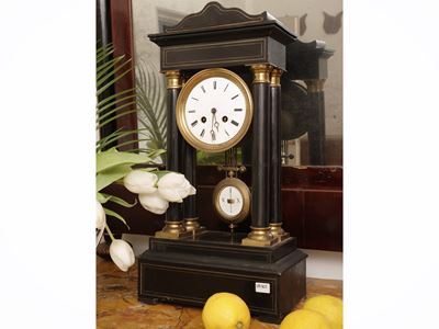 Orologio da tavolo a tempietto in legno ebanizzato, XIX secolo