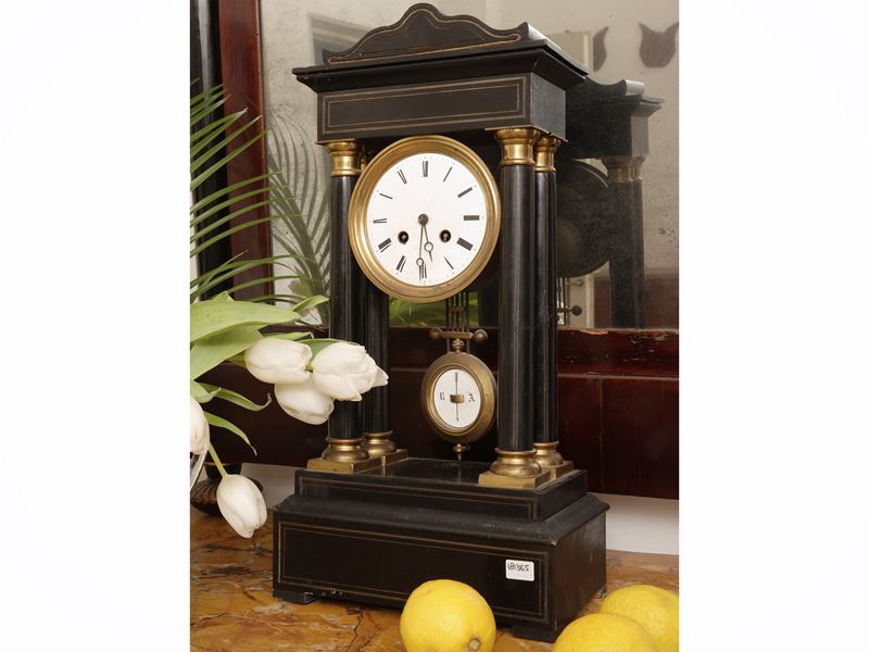 Orologio da tavolo a tempietto in legno ebanizzato, XIX secolo