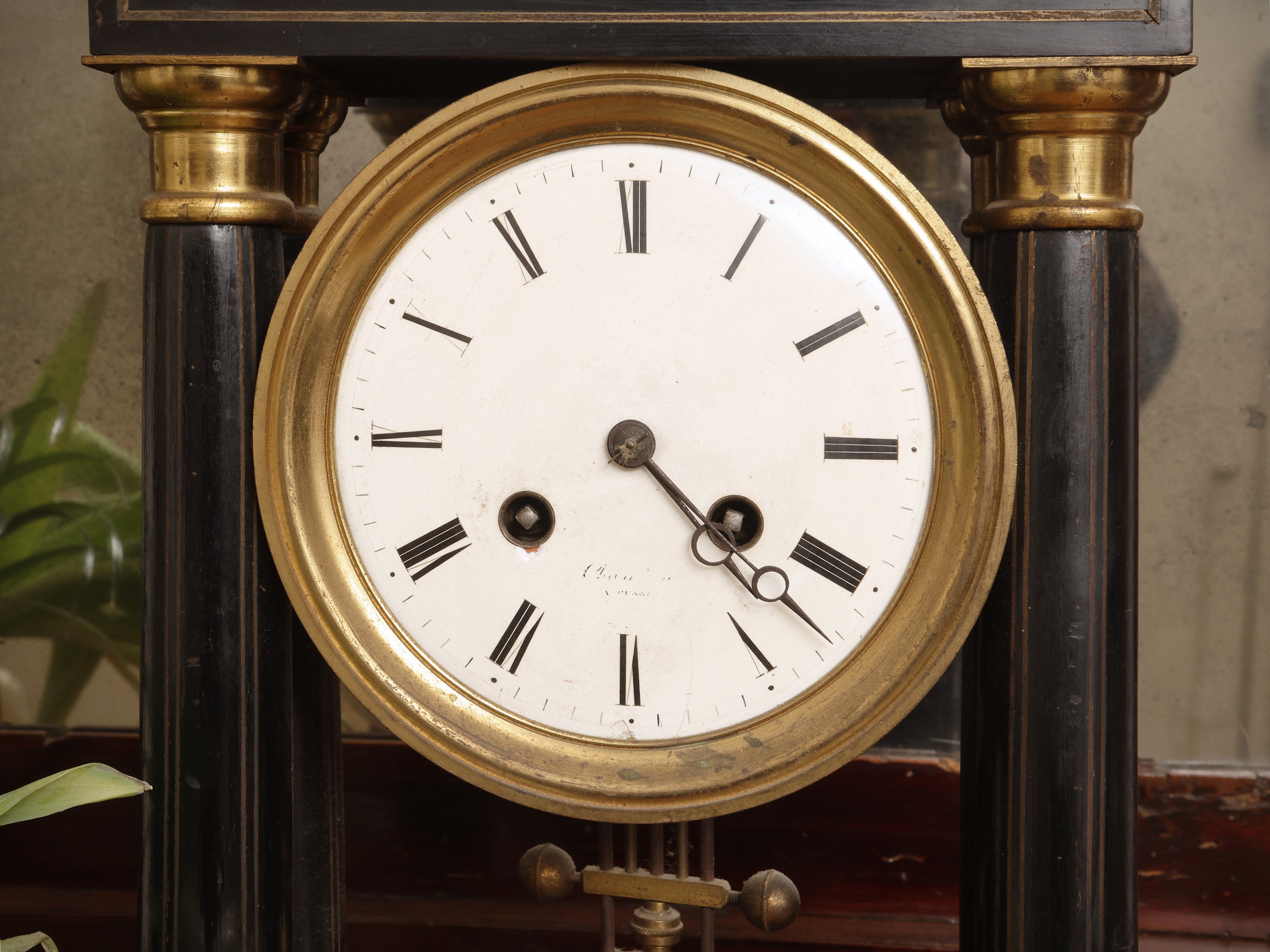 Orologio da tavolo a tempietto in legno ebanizzato, XIX secolo