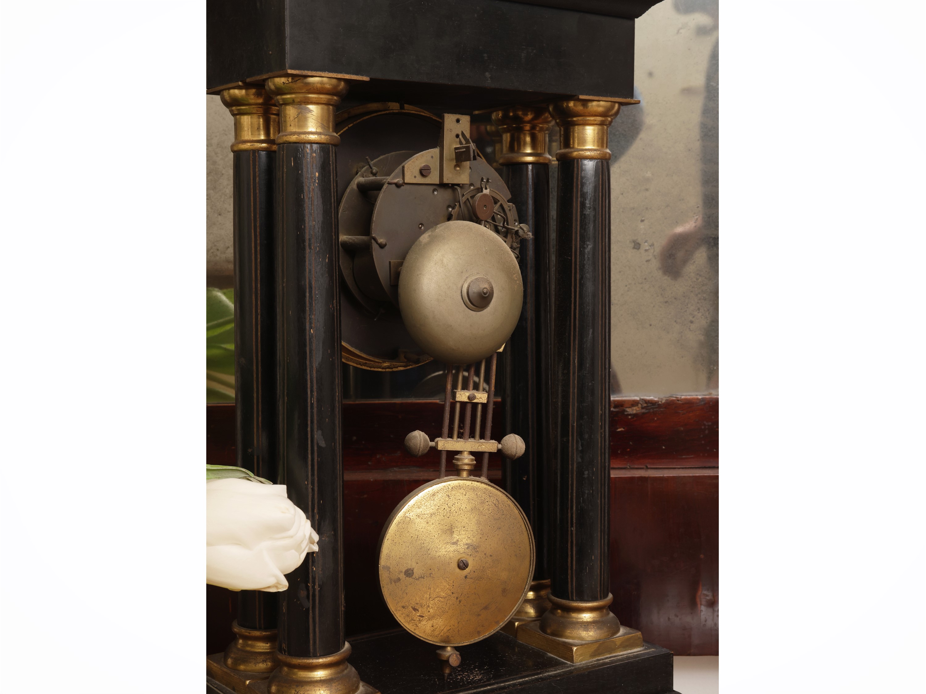 Orologio da tavolo a tempietto in legno ebanizzato, XIX secolo